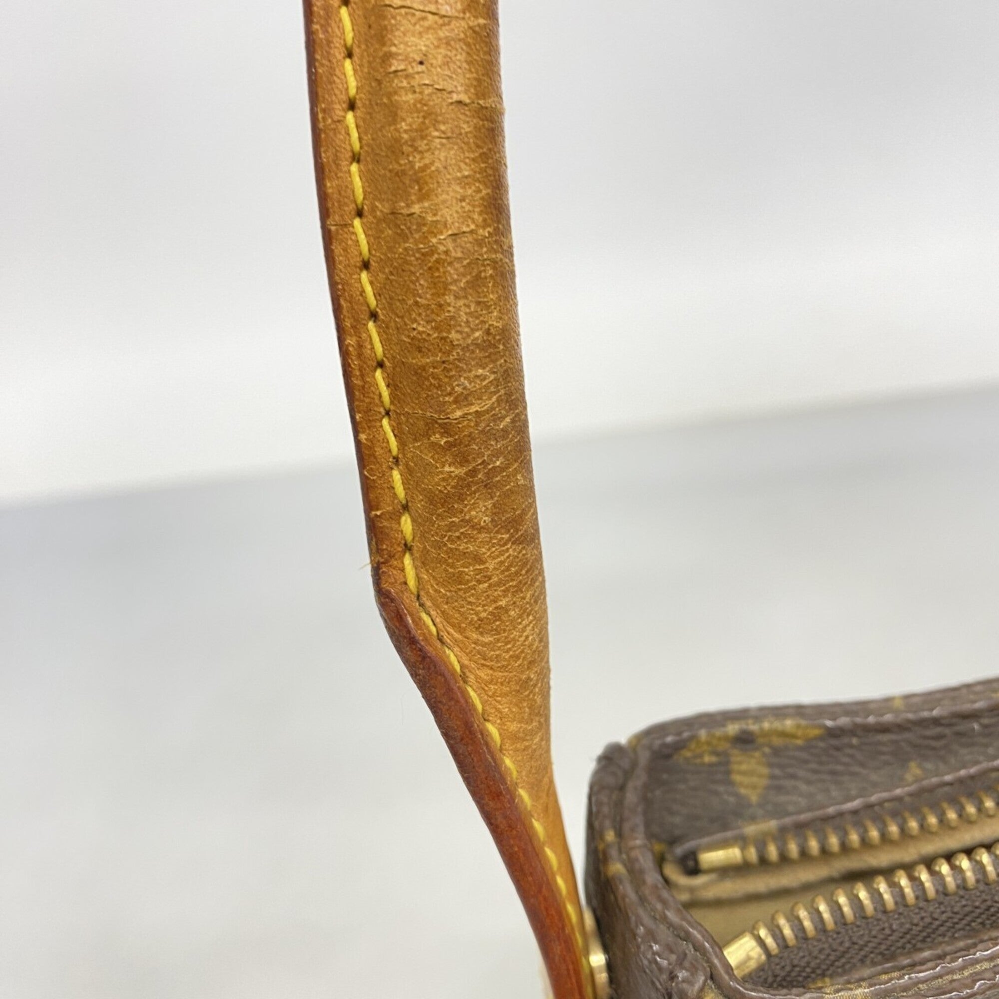 Louis Vuitton Brown Shoulder Bag (Pre-Owned)