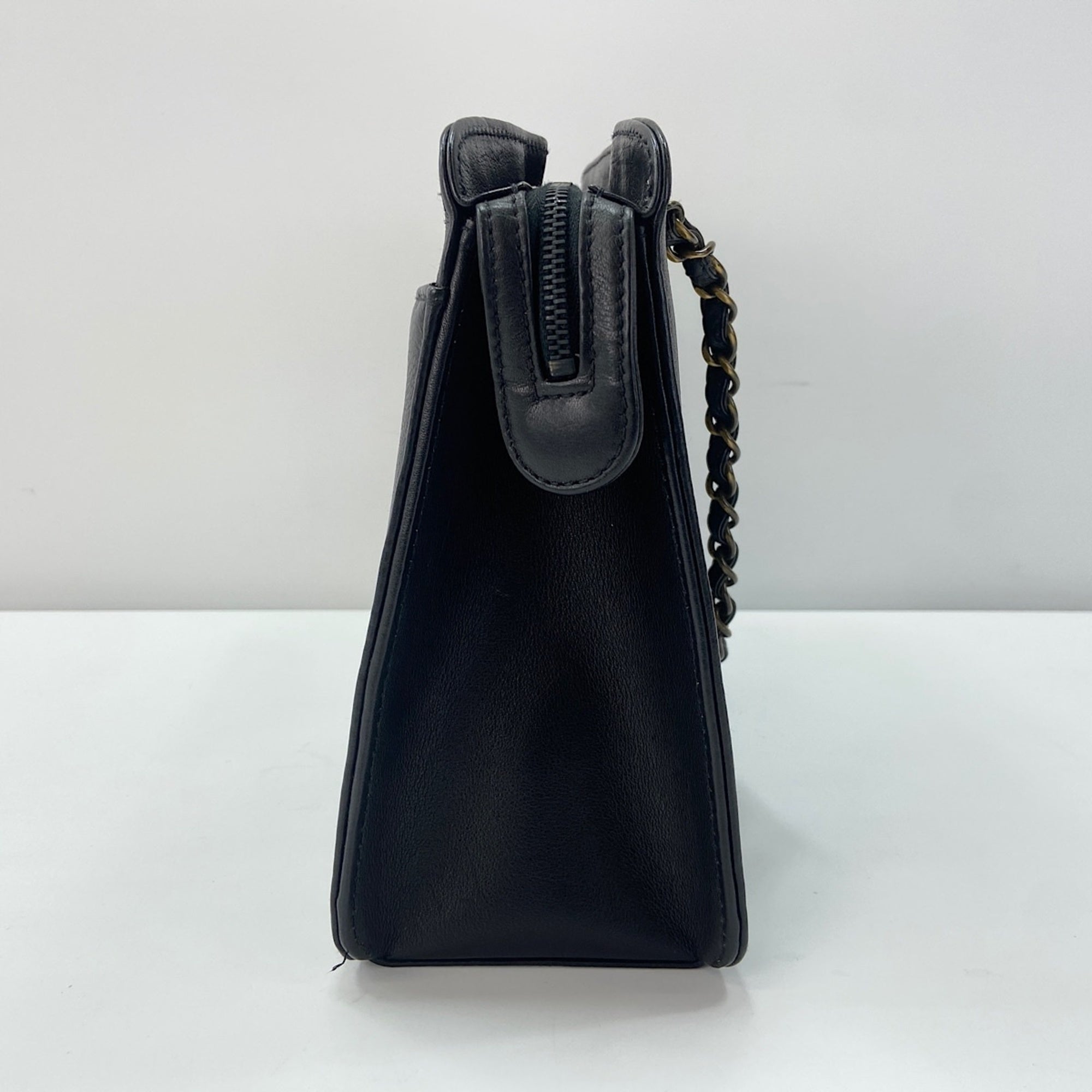 Chanel Black Handbag (Pre-Owned)