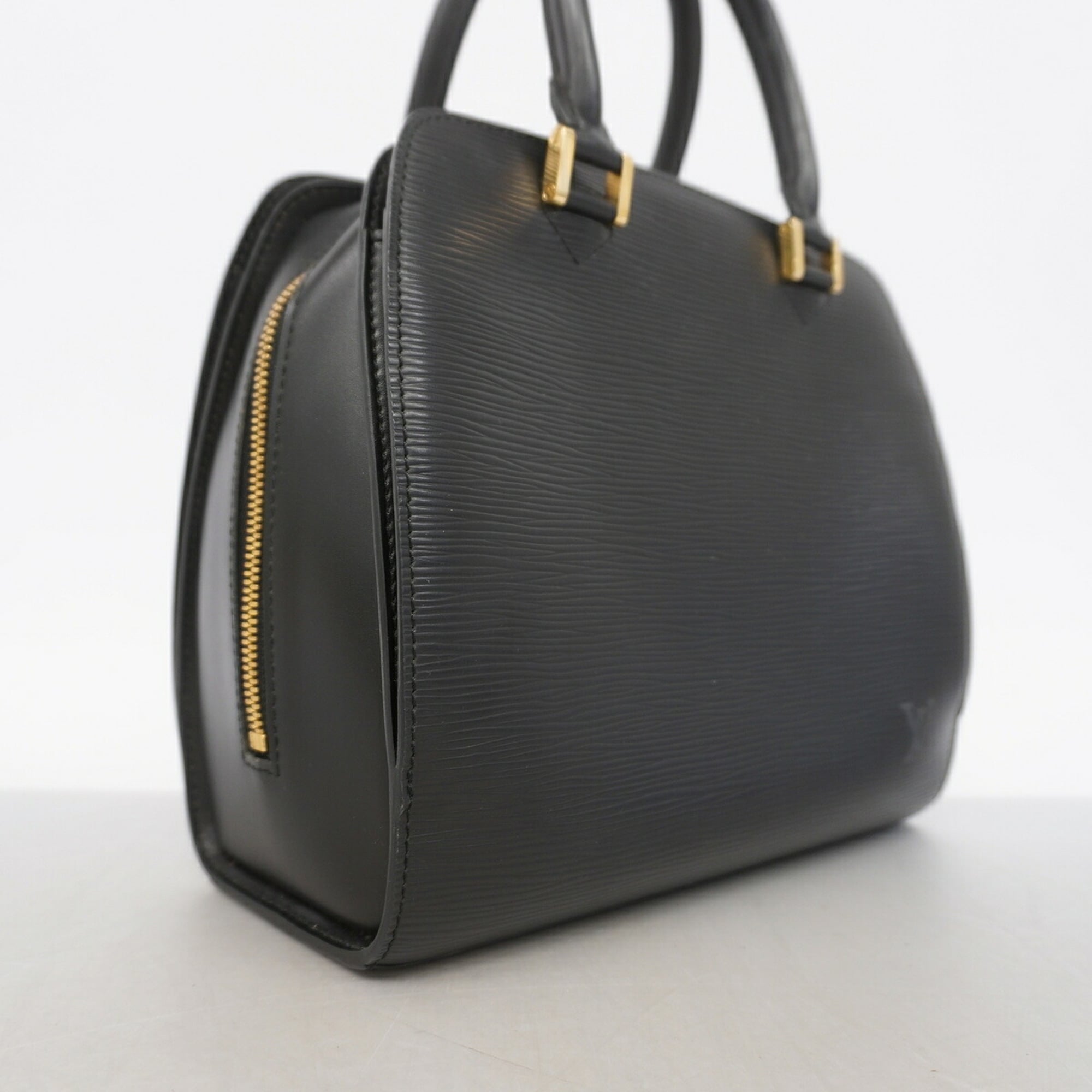 Louis Vuitton Noir Handbag (Pre-Owned)