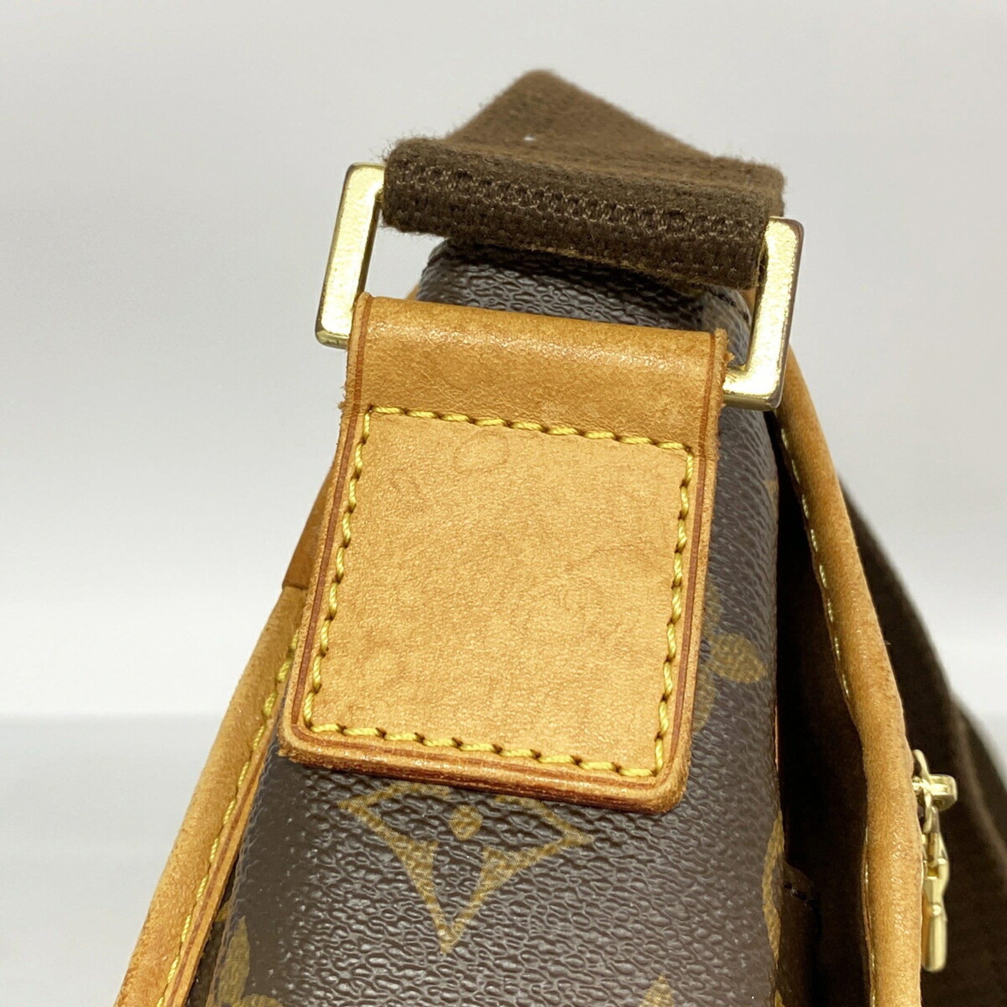Louis Vuitton Brown Shoulder Bag (Pre-Owned)