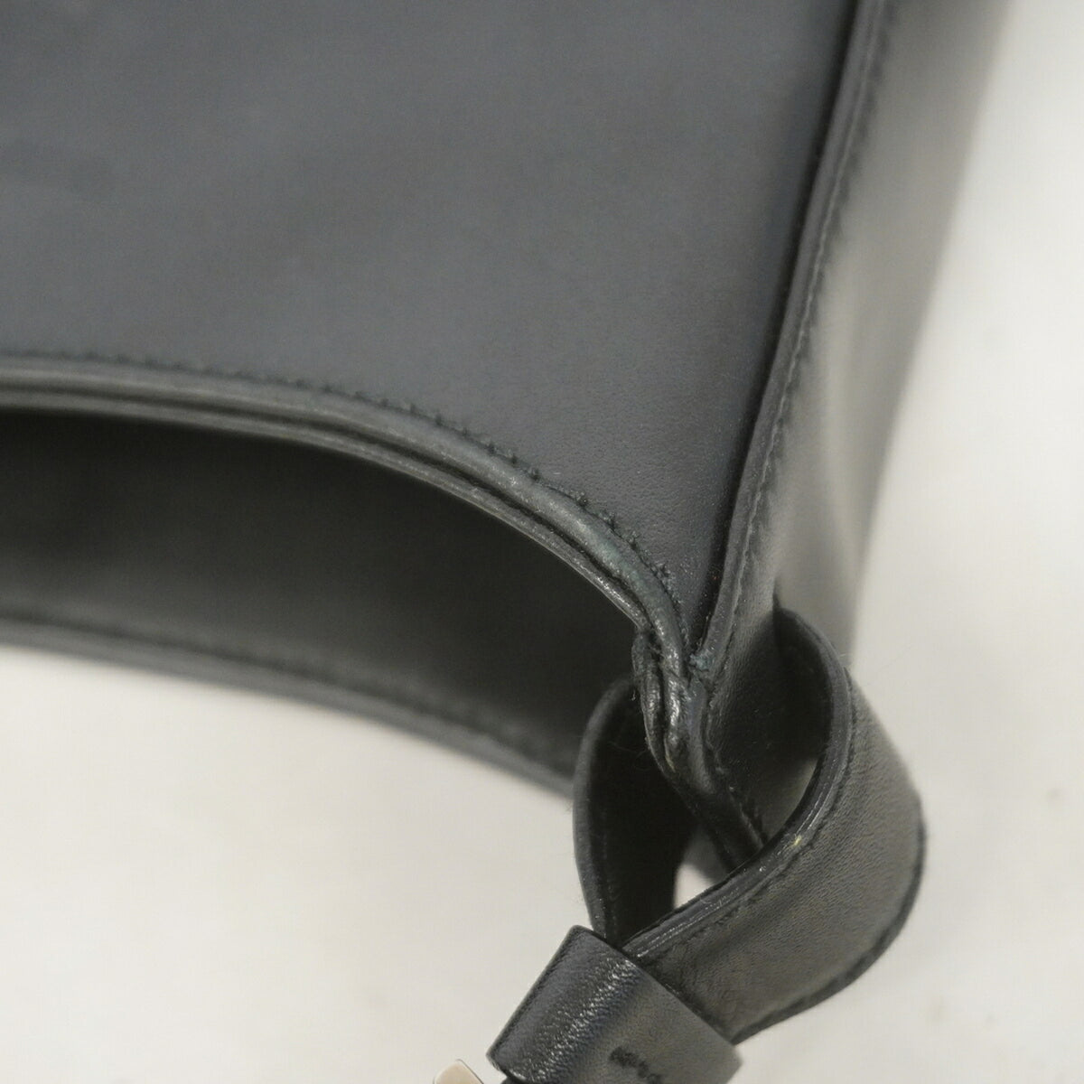 Salvatore Ferragamo Black Leather Shoulder Bag (Pre-Owned)