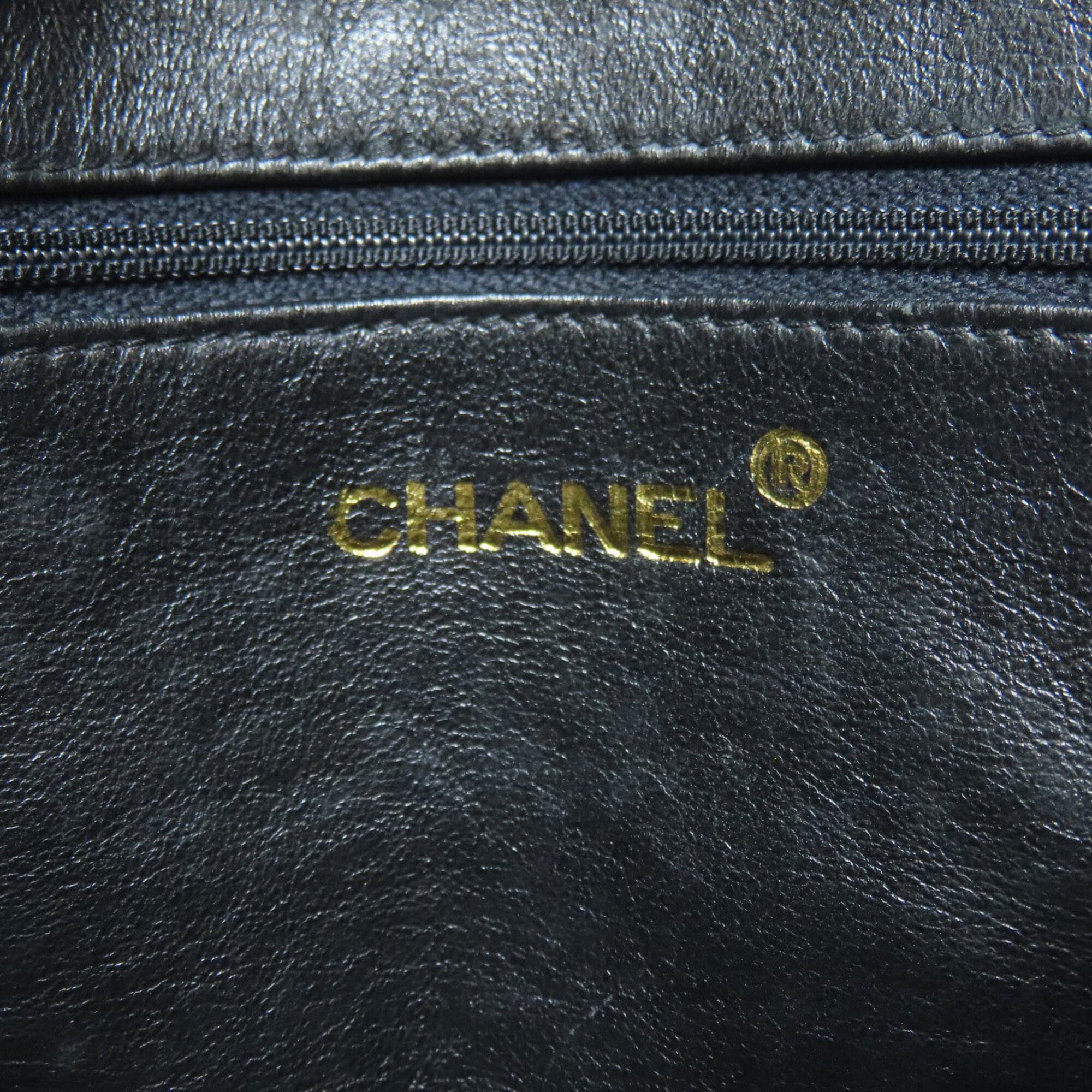 Chanel Black Leather Shoulder Bag (Pre-Owned)