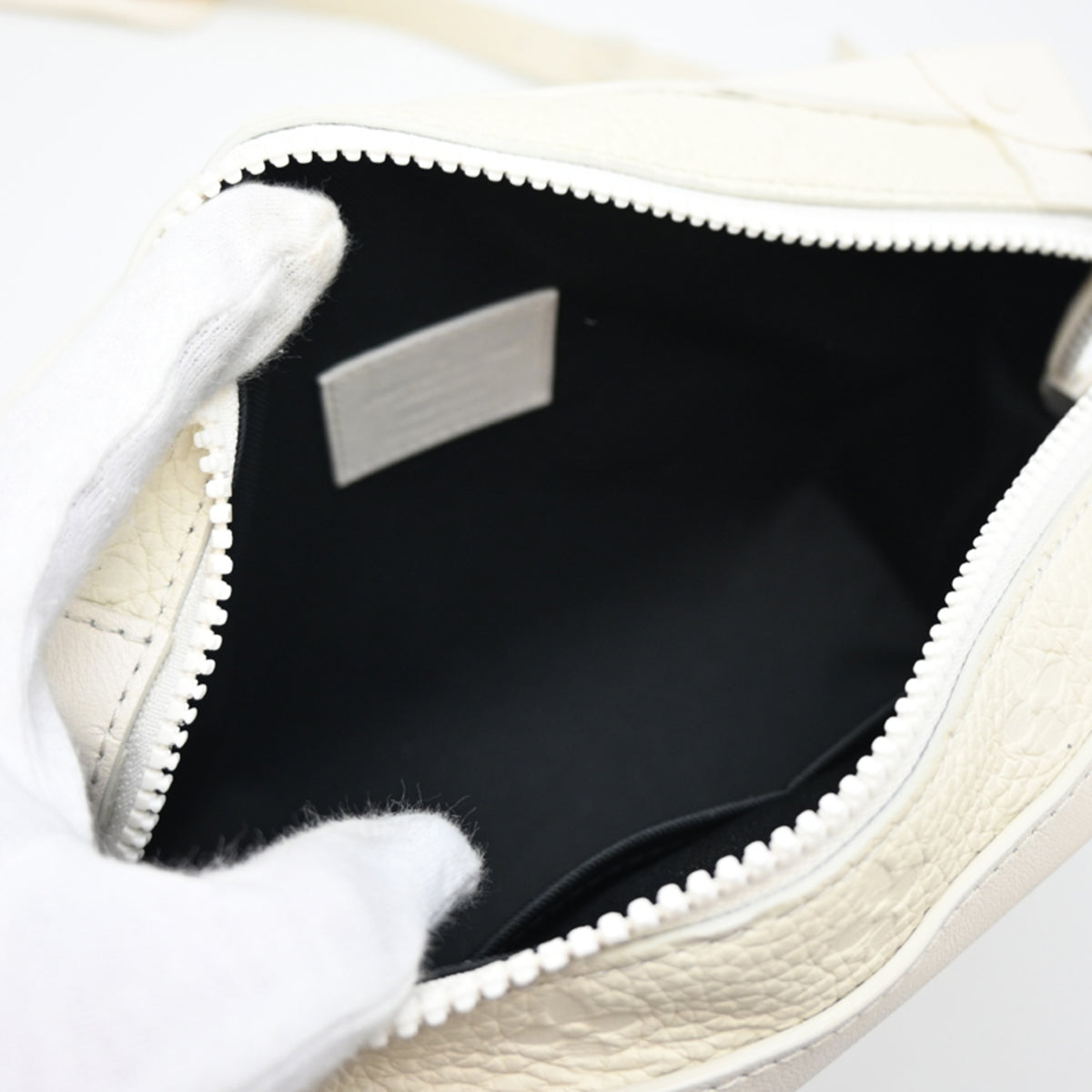 Louis Vuitton White Leather Shoulder Bag (Pre-Owned)