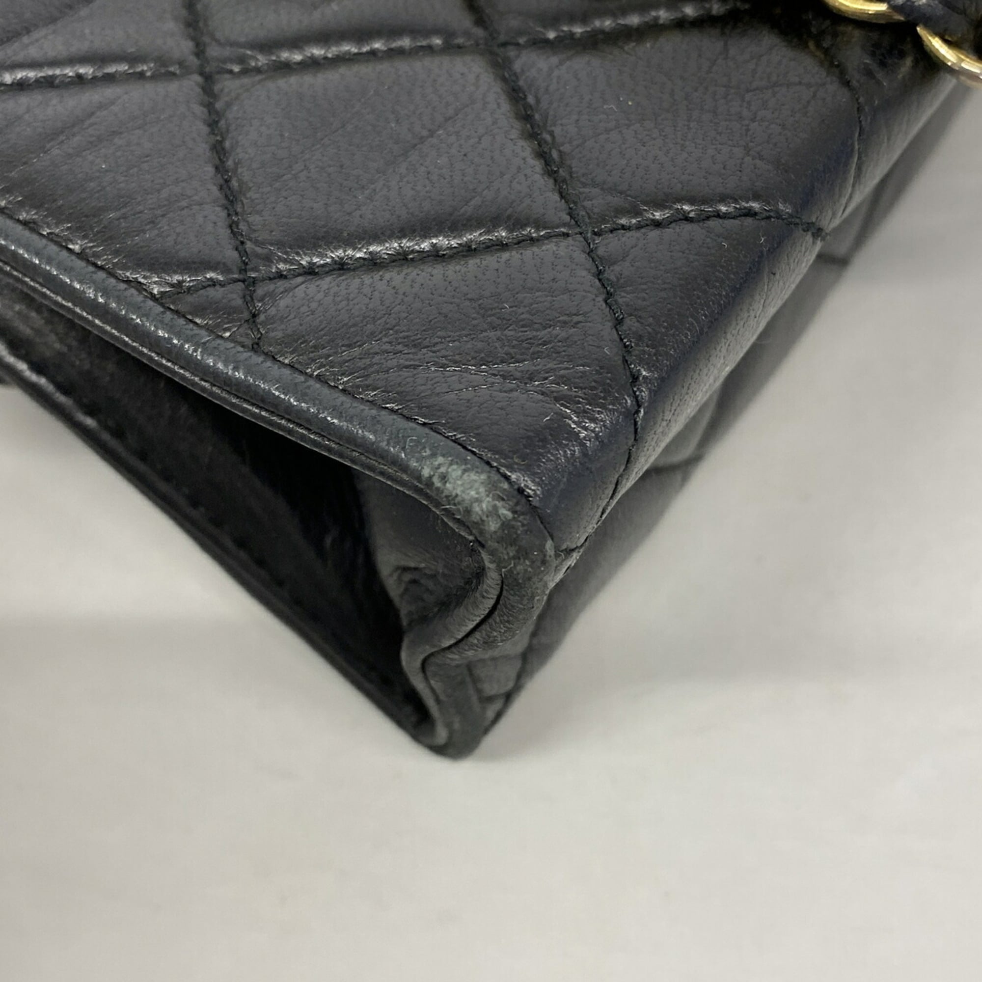 Chanel Black Leather Shoulder Bag (Pre-Owned)
