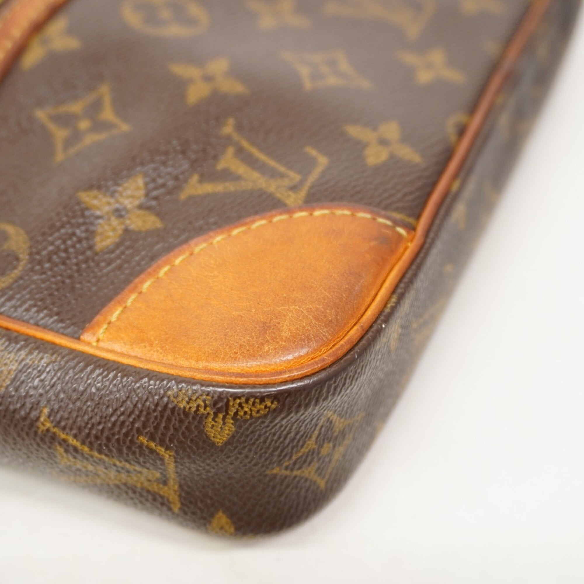 Louis Vuitton Brown Clutch Bag (Pre-Owned)