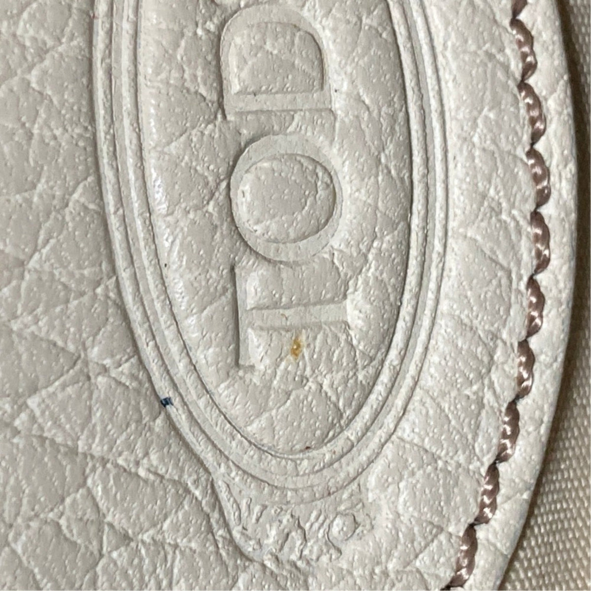 Tod's White Leather Shoulder Bag (Pre-Owned)