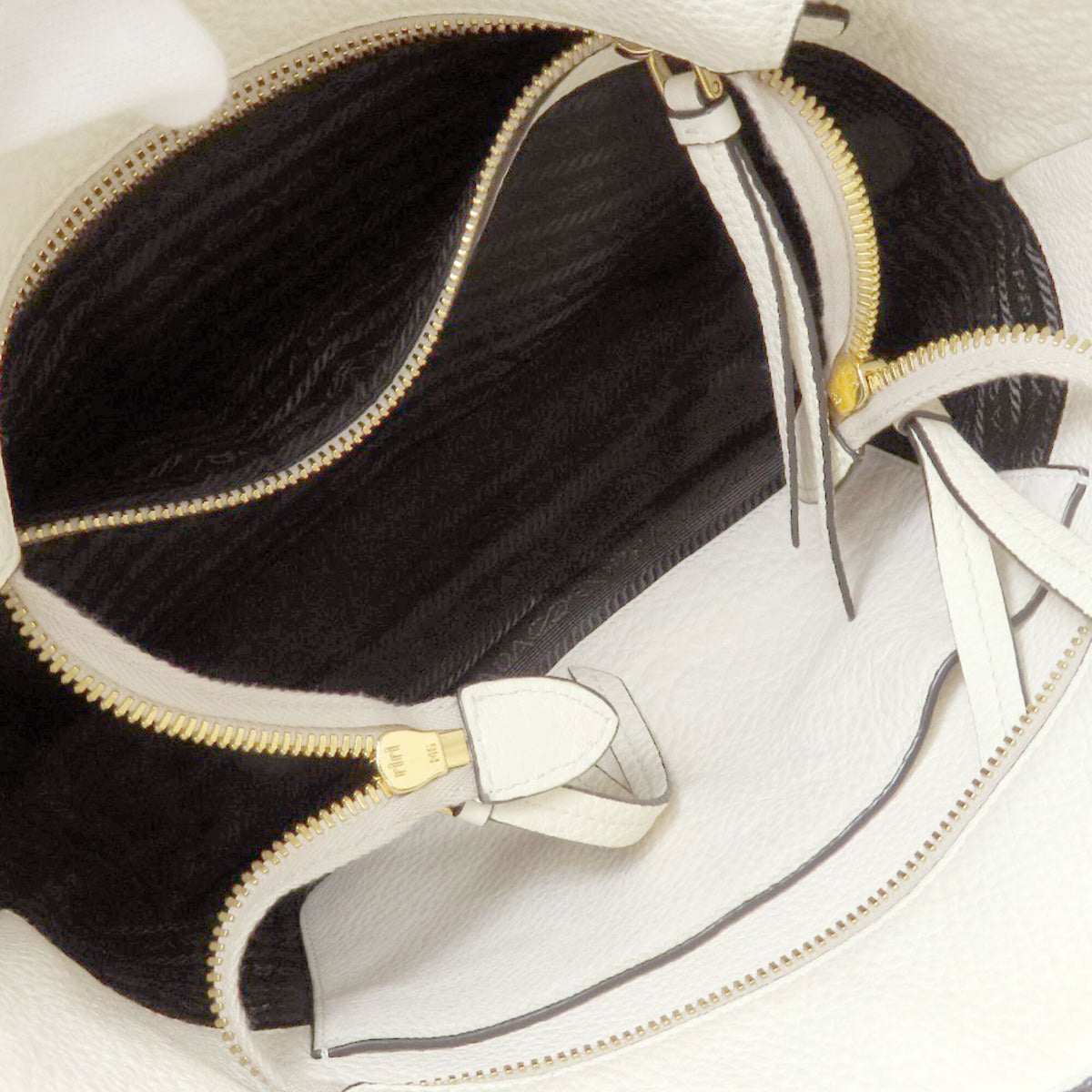 Prada White Leather Shoulder Bag (Pre-Owned)