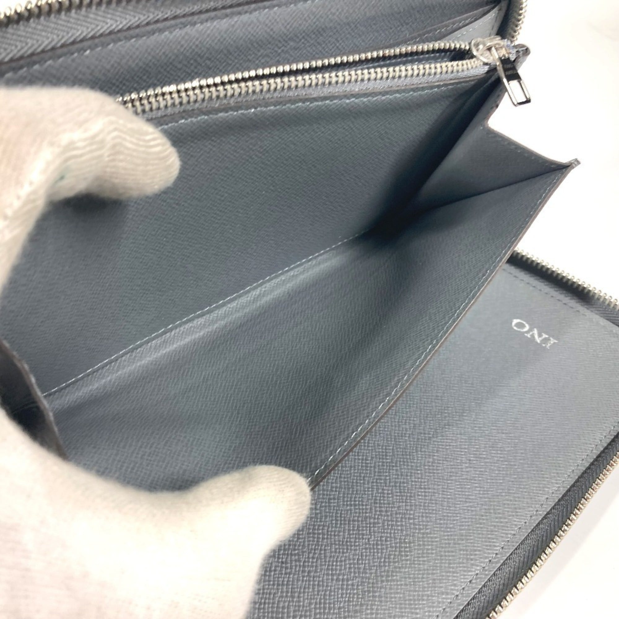 Louis Vuitton Glacier Gray Taiga Leather Long Wallet (Bi-Fold) (Pre-Owned)