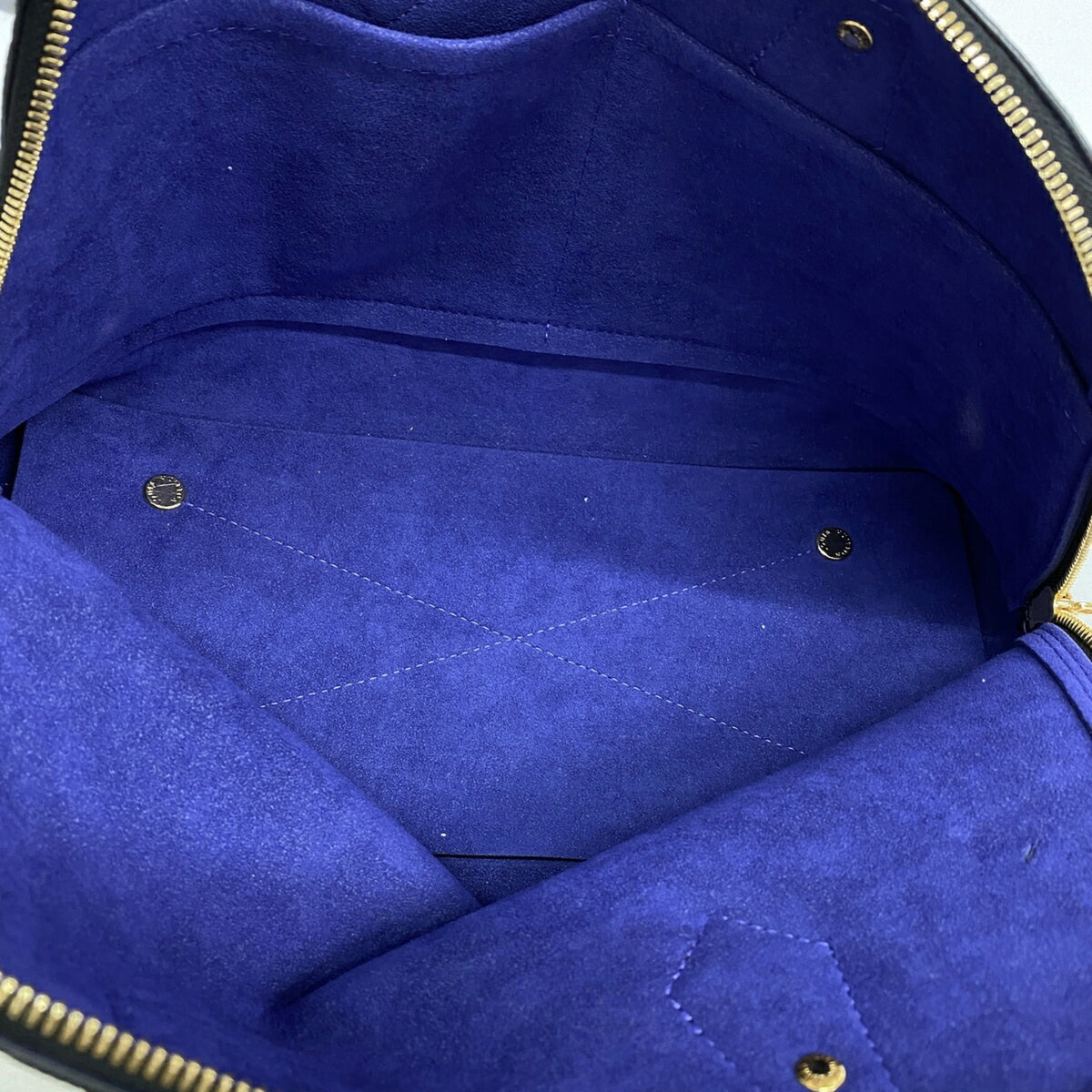Louis Vuitton Noir Handbag (Pre-Owned)