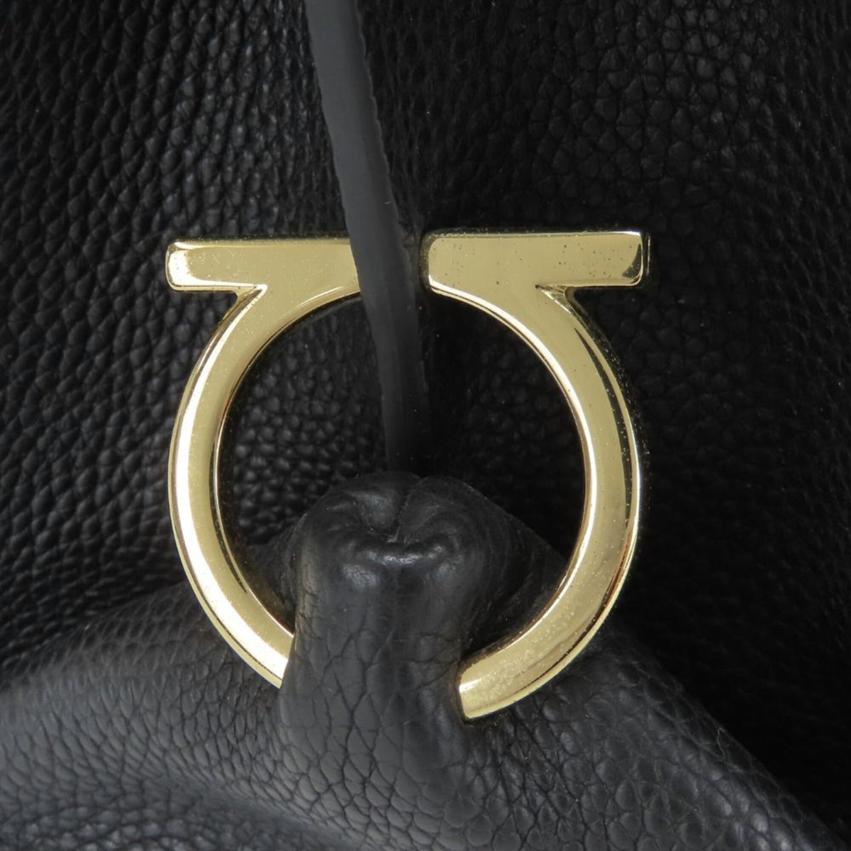 Salvatore Ferragamo Gancini Black Leather Handbag Shoulder Bag (Pre-Owned)
