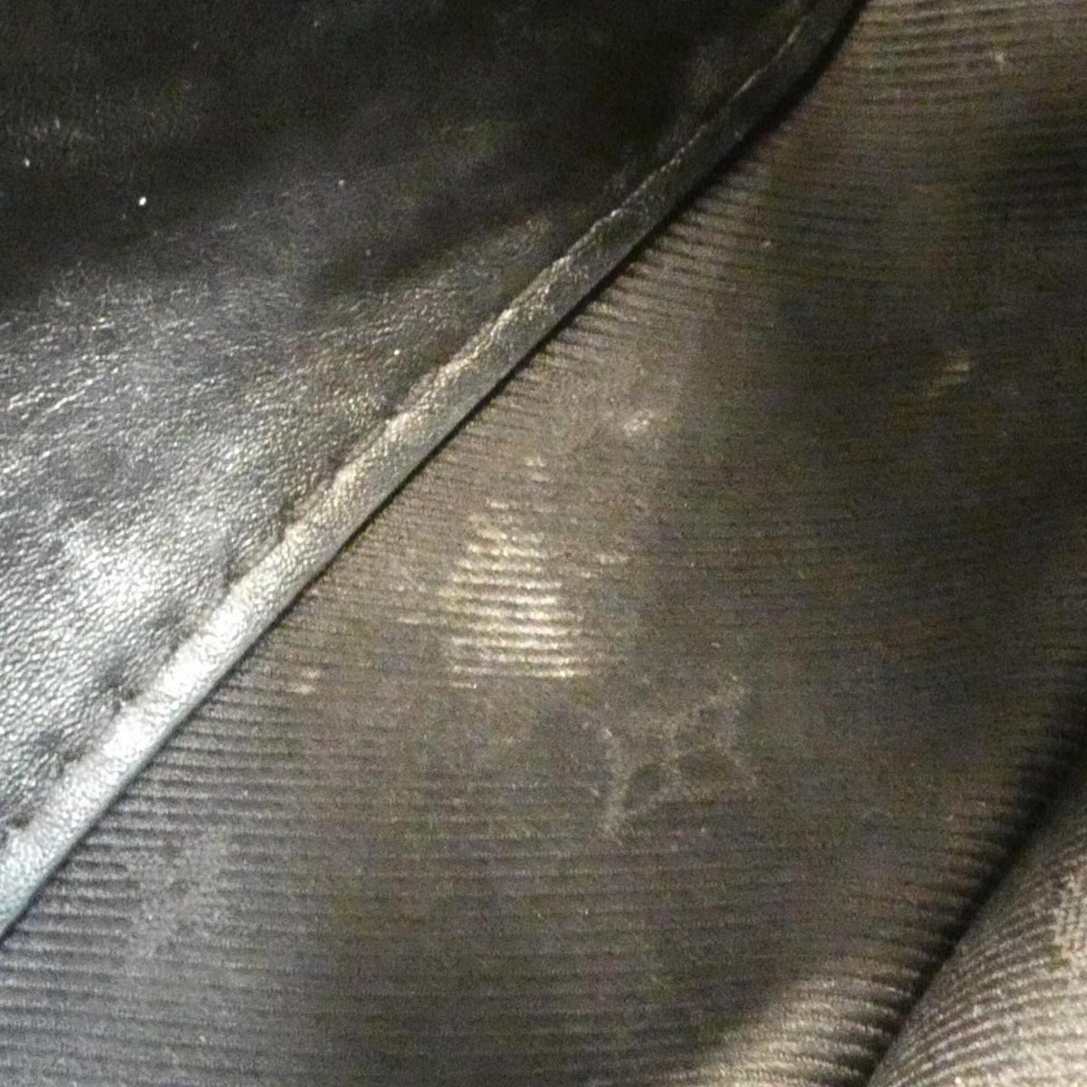 Louis Vuitton Black Leather Shoulder Bag (Pre-Owned)