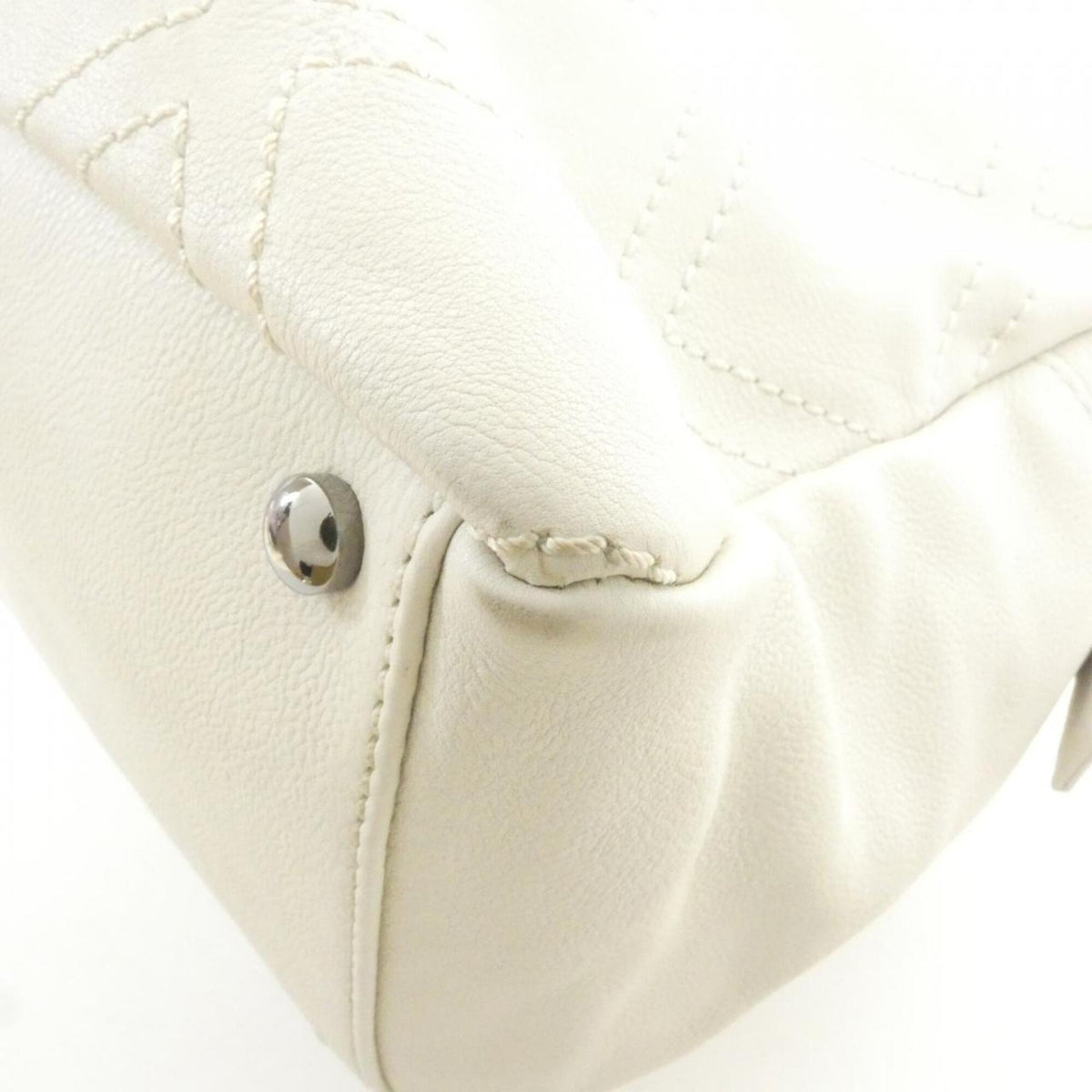 Chanel White Leather Shoulder Bag (Pre-Owned)