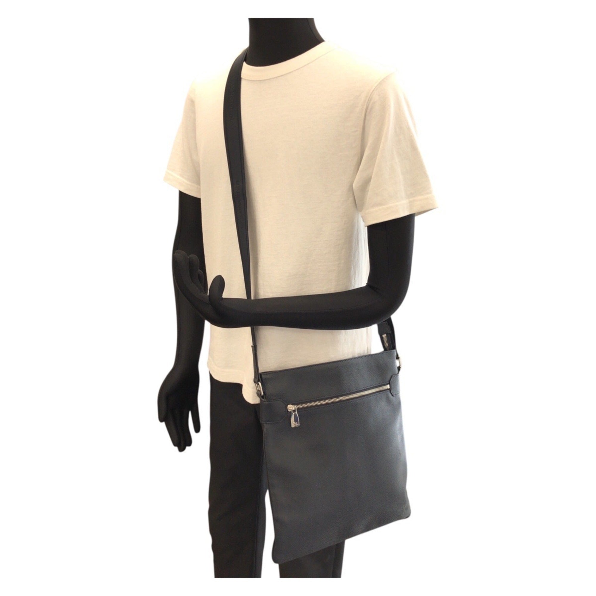 Louis Vuitton Navy Taiga Leather Messenger Bag Shoulder Bag (Pre-Owned)