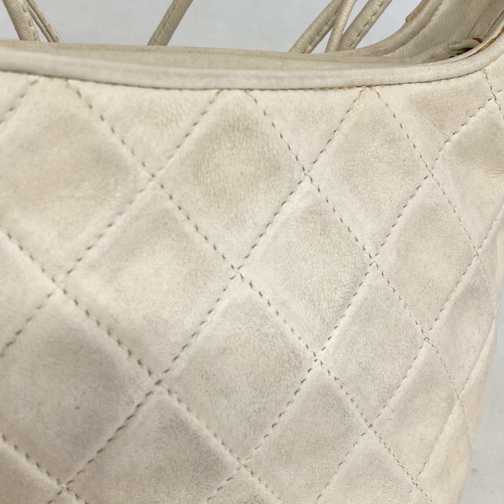 Chanel White Leather Shoulder Bag (Pre-Owned)