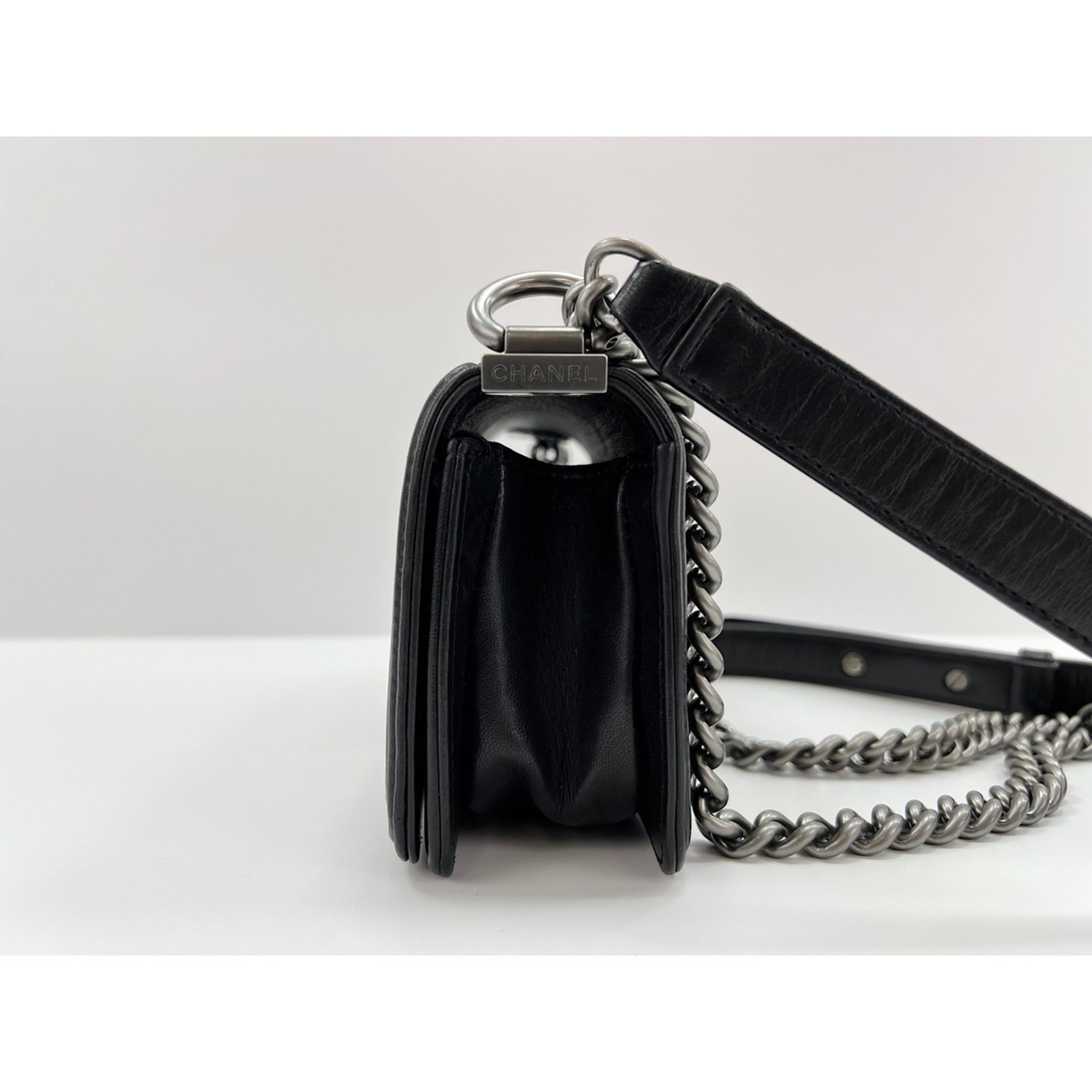 Chanel Black Leather Shoulder Bag (Pre-Owned)