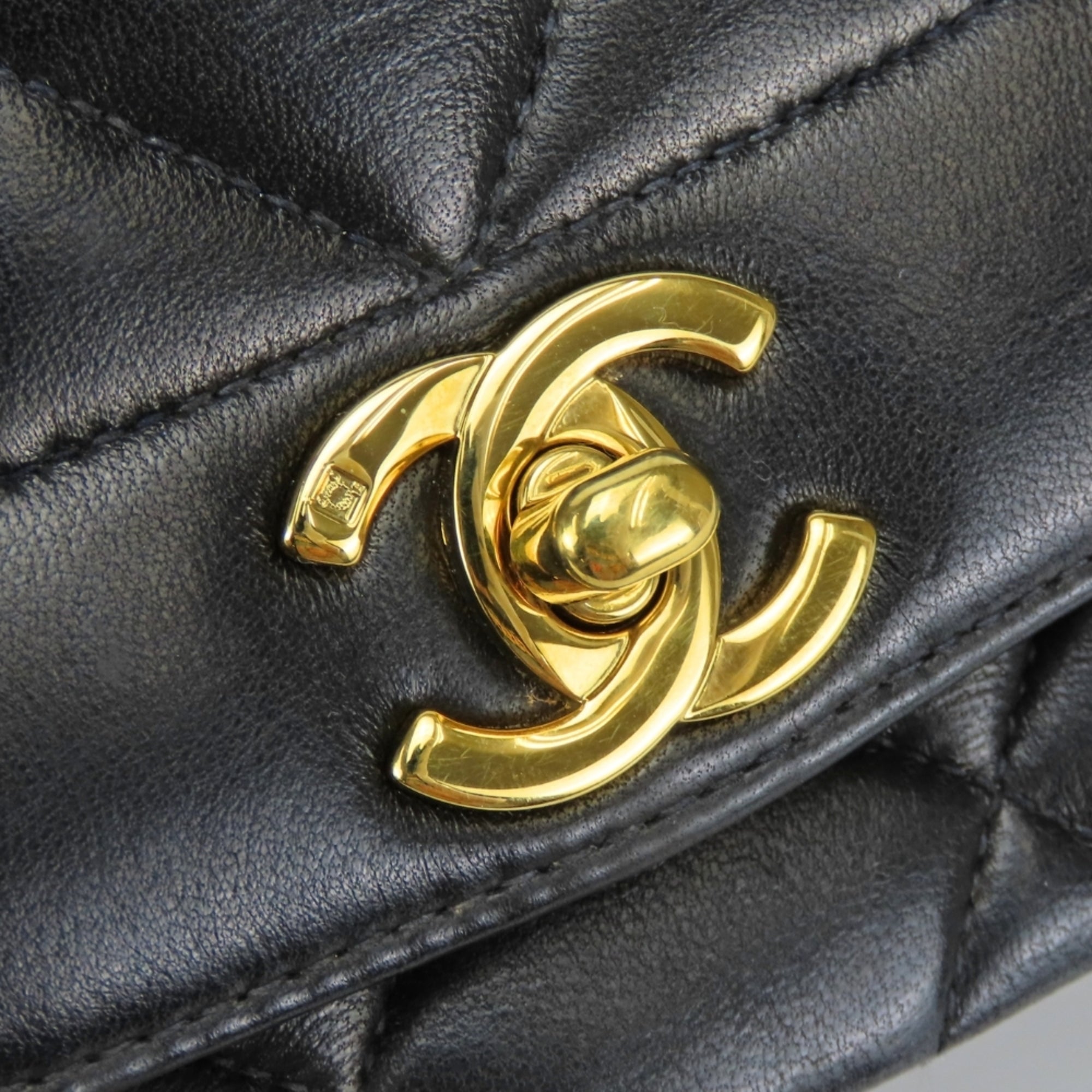 Chanel Black Leather Shoulder Bag (Pre-Owned)