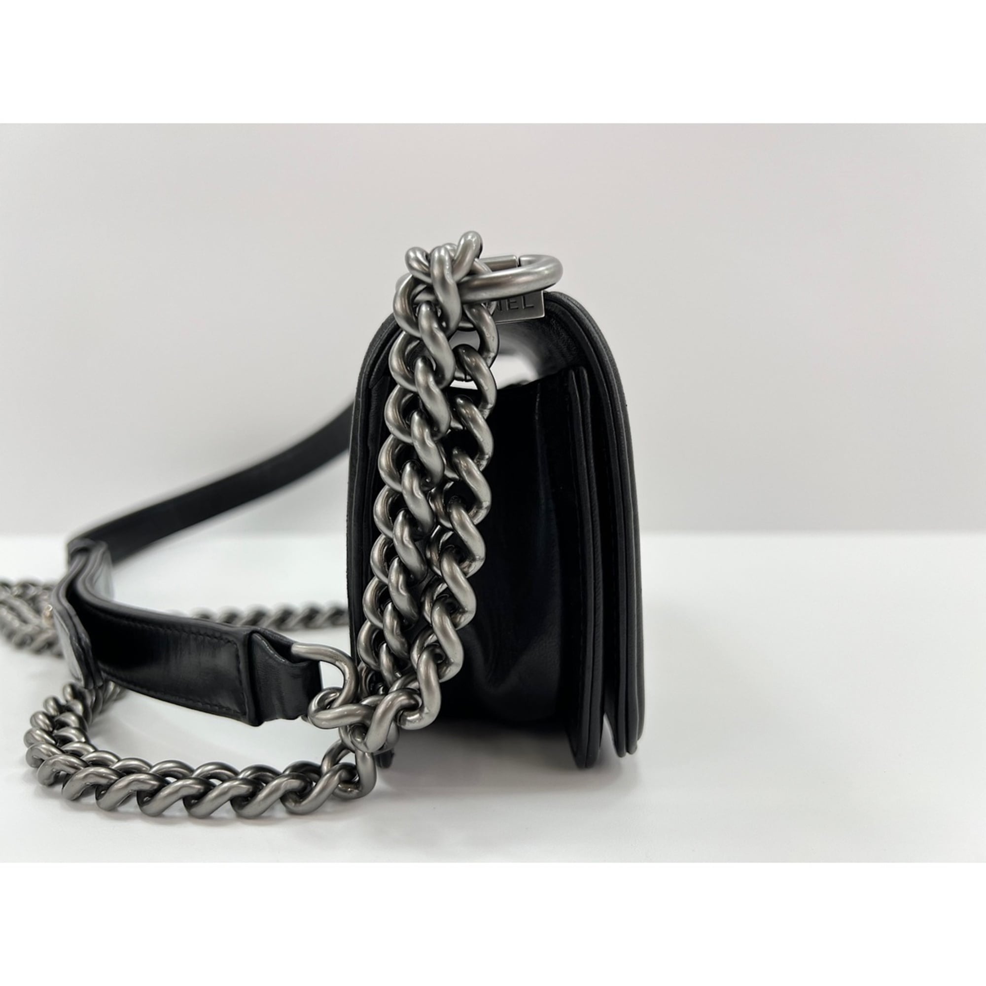Chanel Black Leather Shoulder Bag (Pre-Owned)