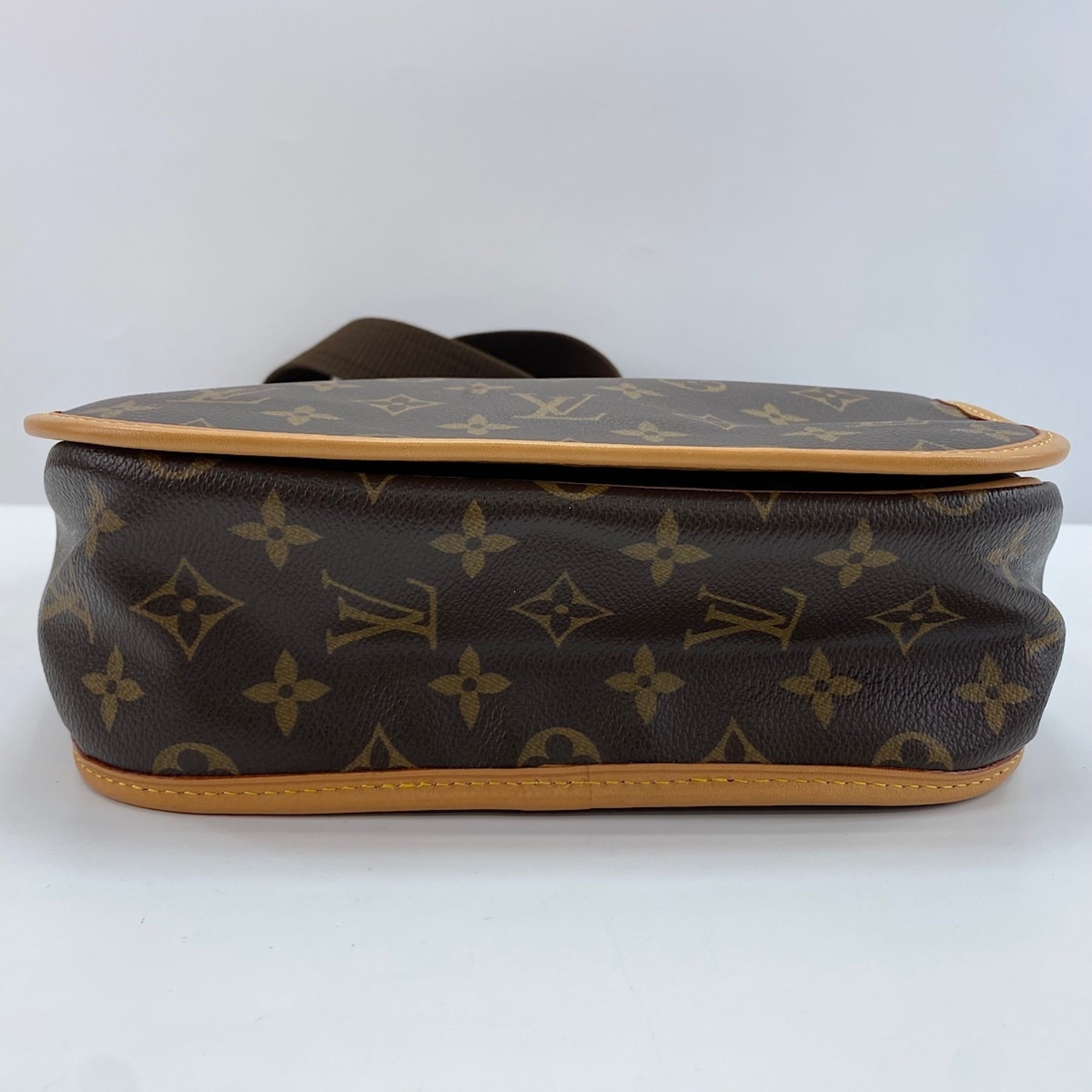 Louis Vuitton Brown Shoulder Bag (Pre-Owned)