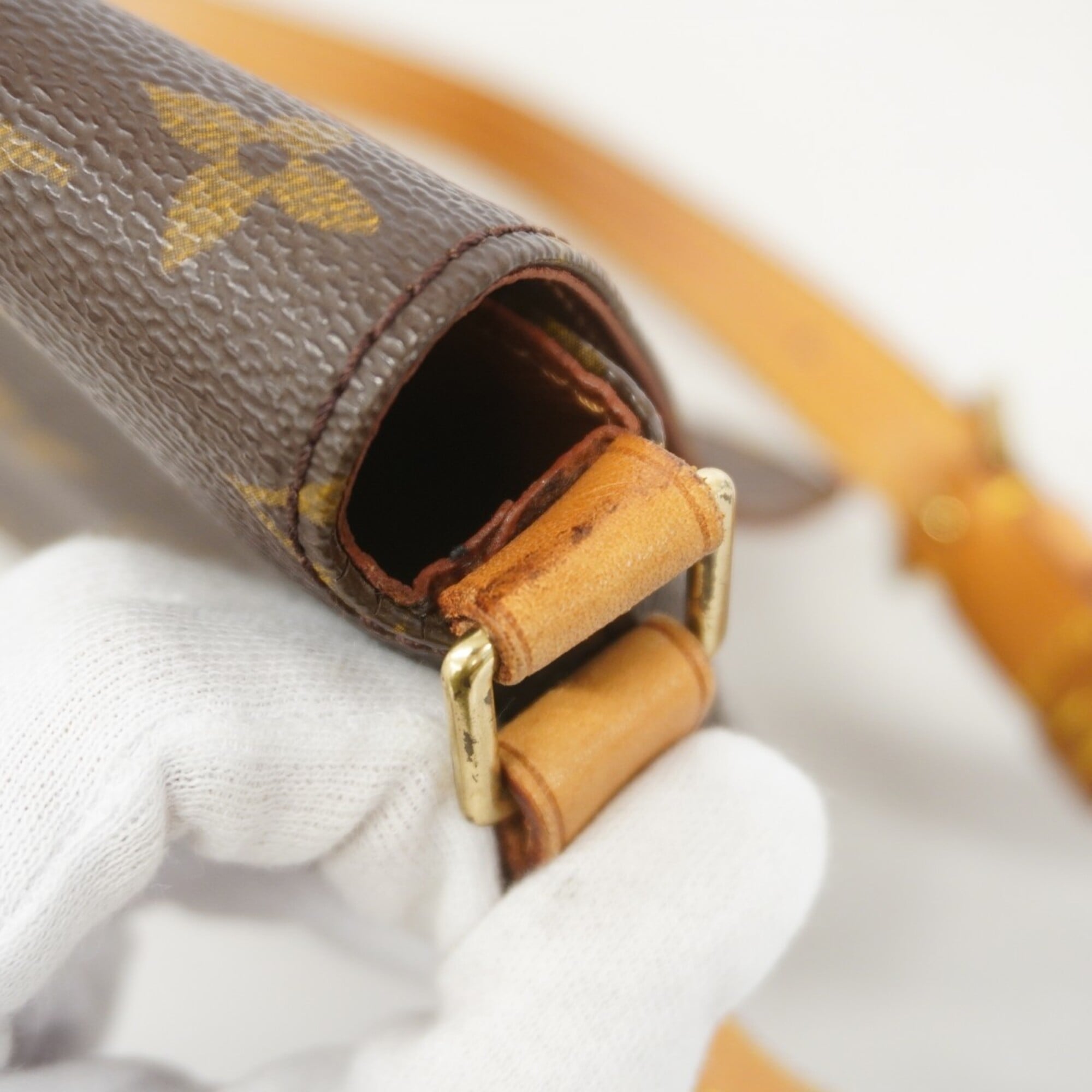 Louis Vuitton Brown Shoulder Bag (Pre-Owned)