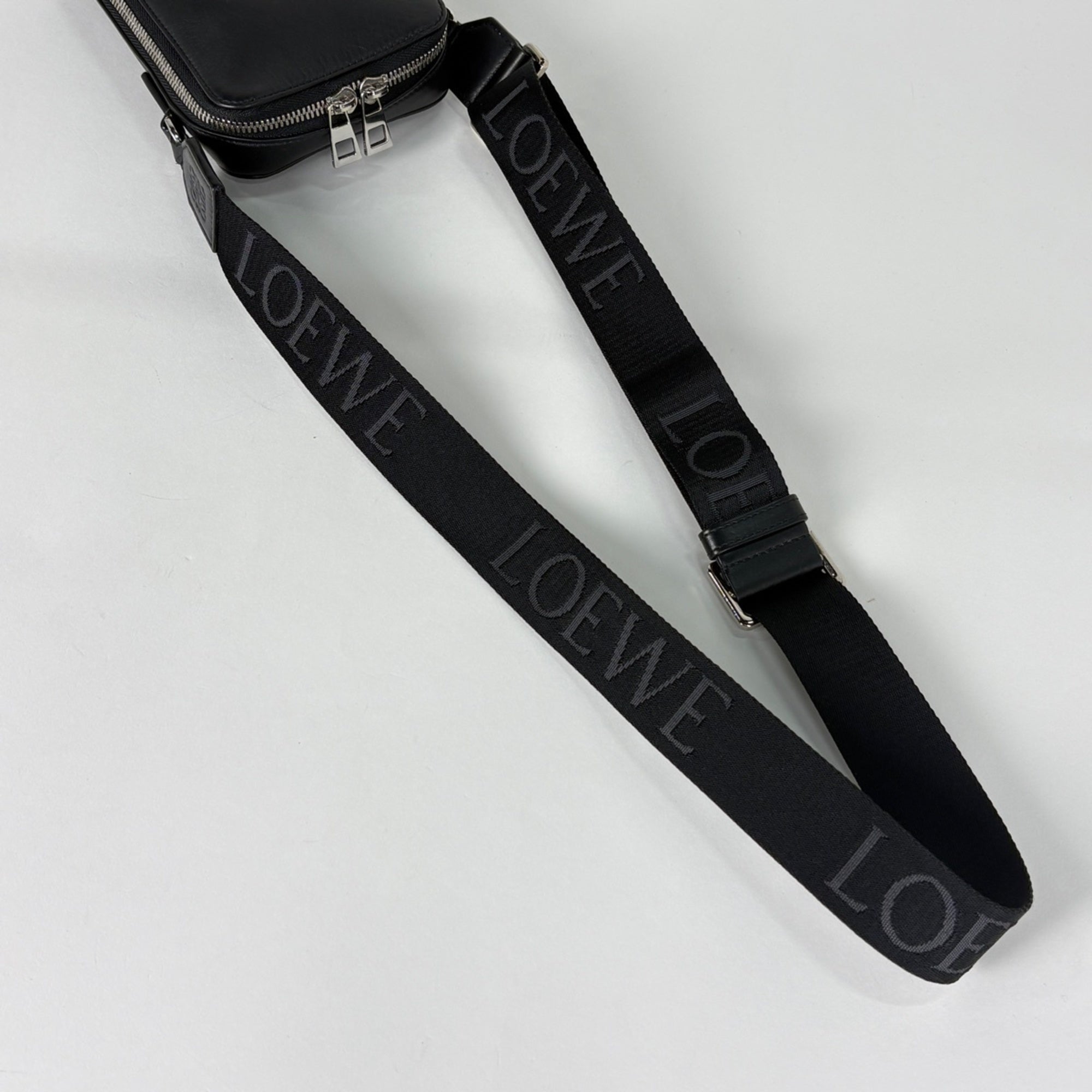 Loewe Black Leather Shoulder Bag (Pre-Owned)