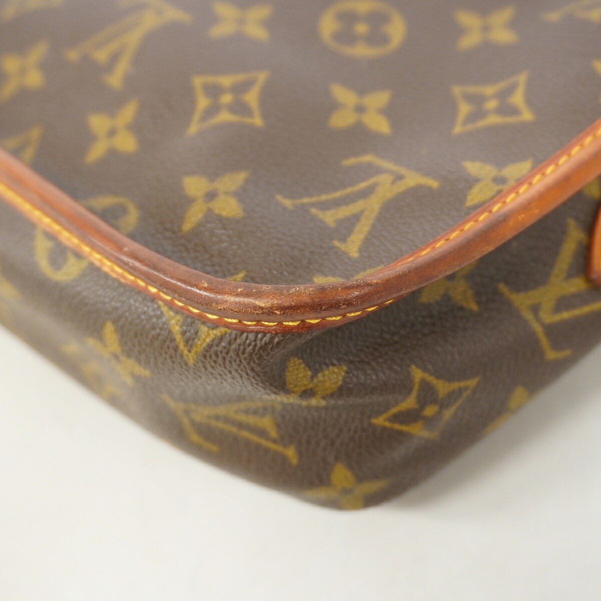 Louis Vuitton Brown Shoulder Bag (Pre-Owned)