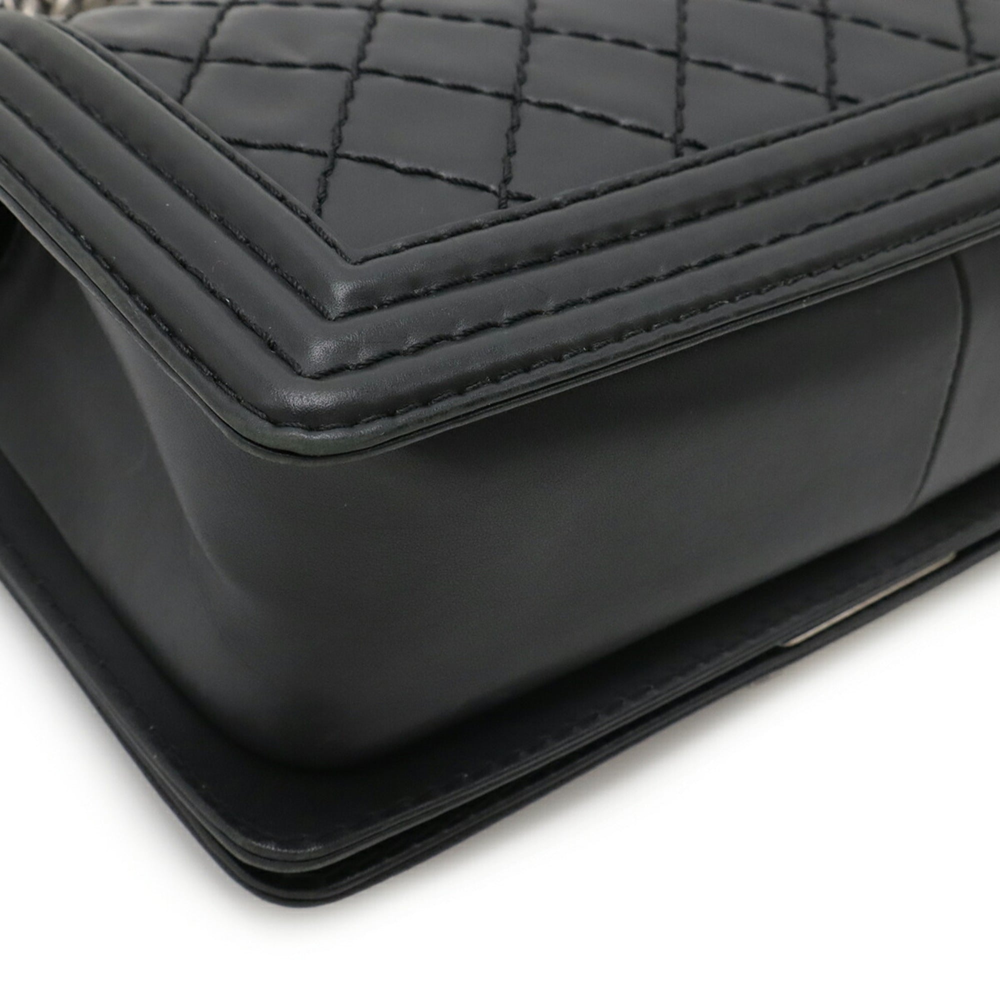 Chanel Black Leather Shoulder Bag (Pre-Owned)
