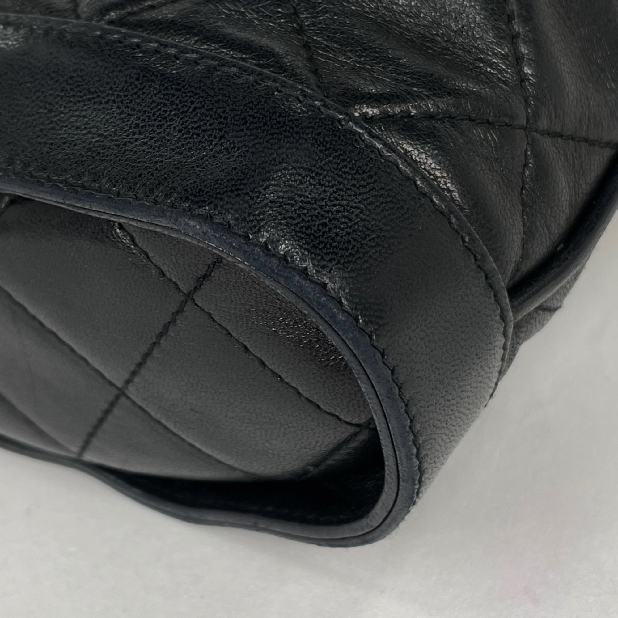Chanel Black Leather Shoulder Bag (Pre-Owned)