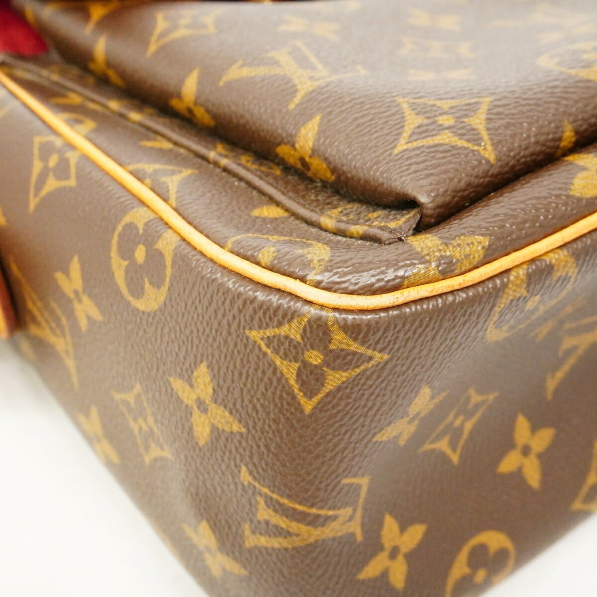 Louis Vuitton Brown Shoulder Bag (Pre-Owned)