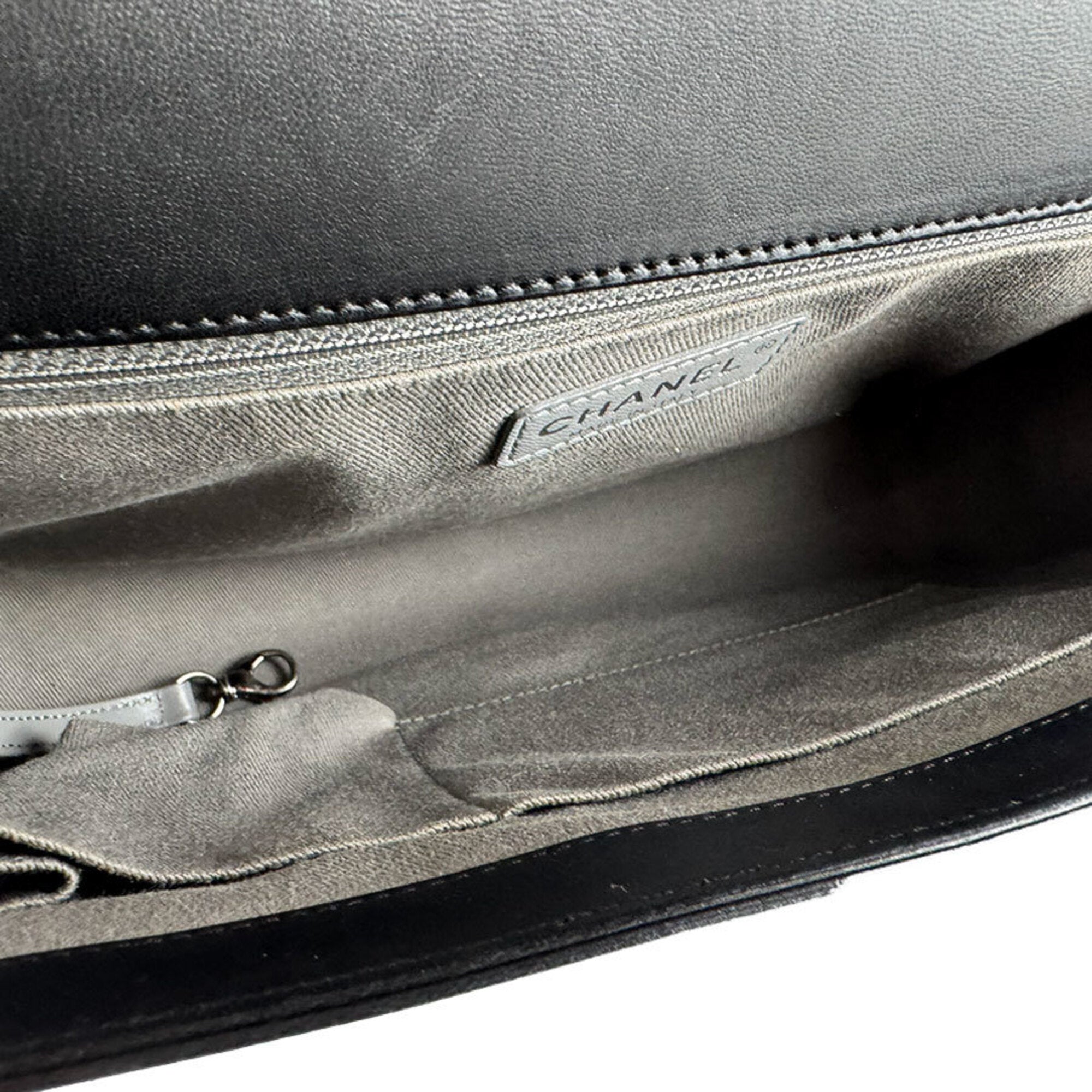 Chanel Black Leather Shoulder Bag (Pre-Owned)