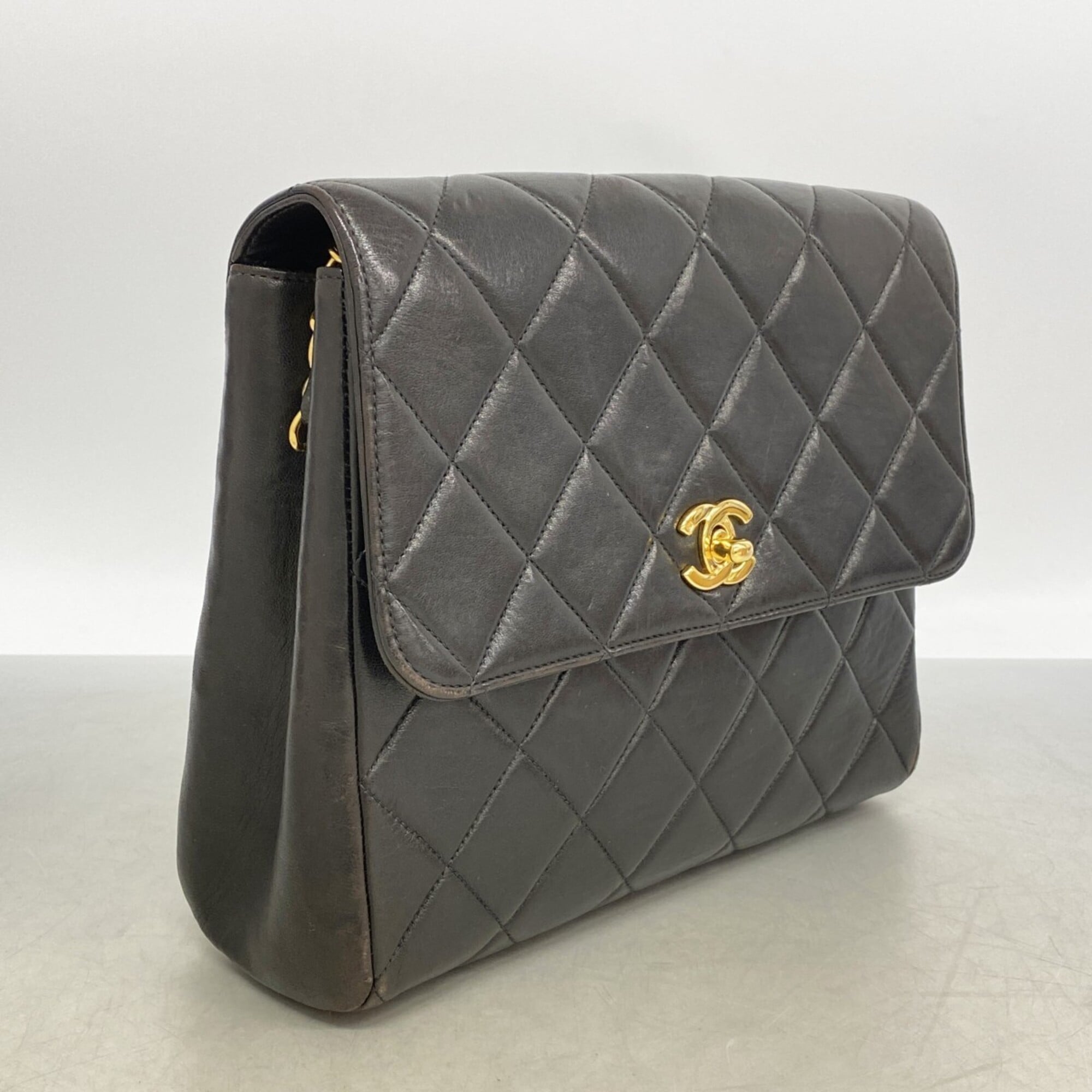 Chanel Black Leather Shoulder Bag (Pre-Owned)