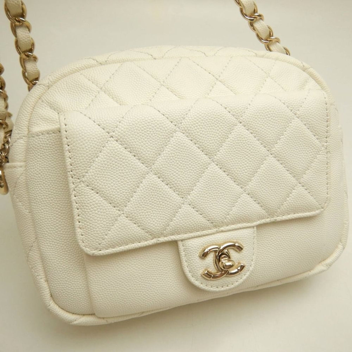 Chanel White Grained Calfskin Shoulder Bag (Pre-Owned)
