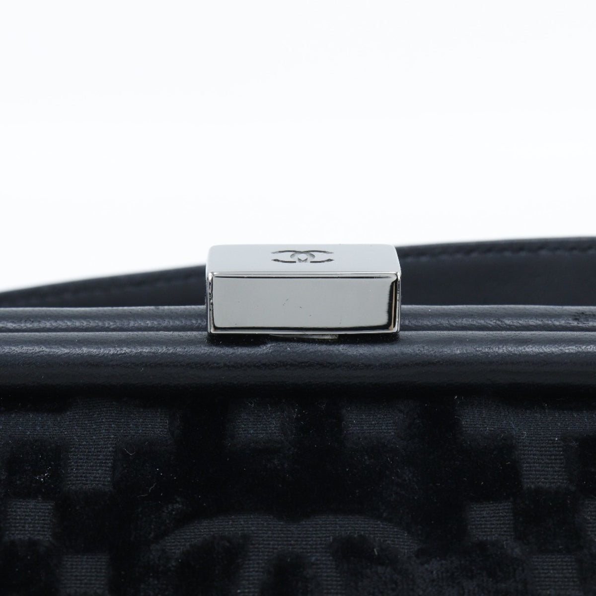 Chanel Black Leather Shoulder Bag (Pre-Owned)