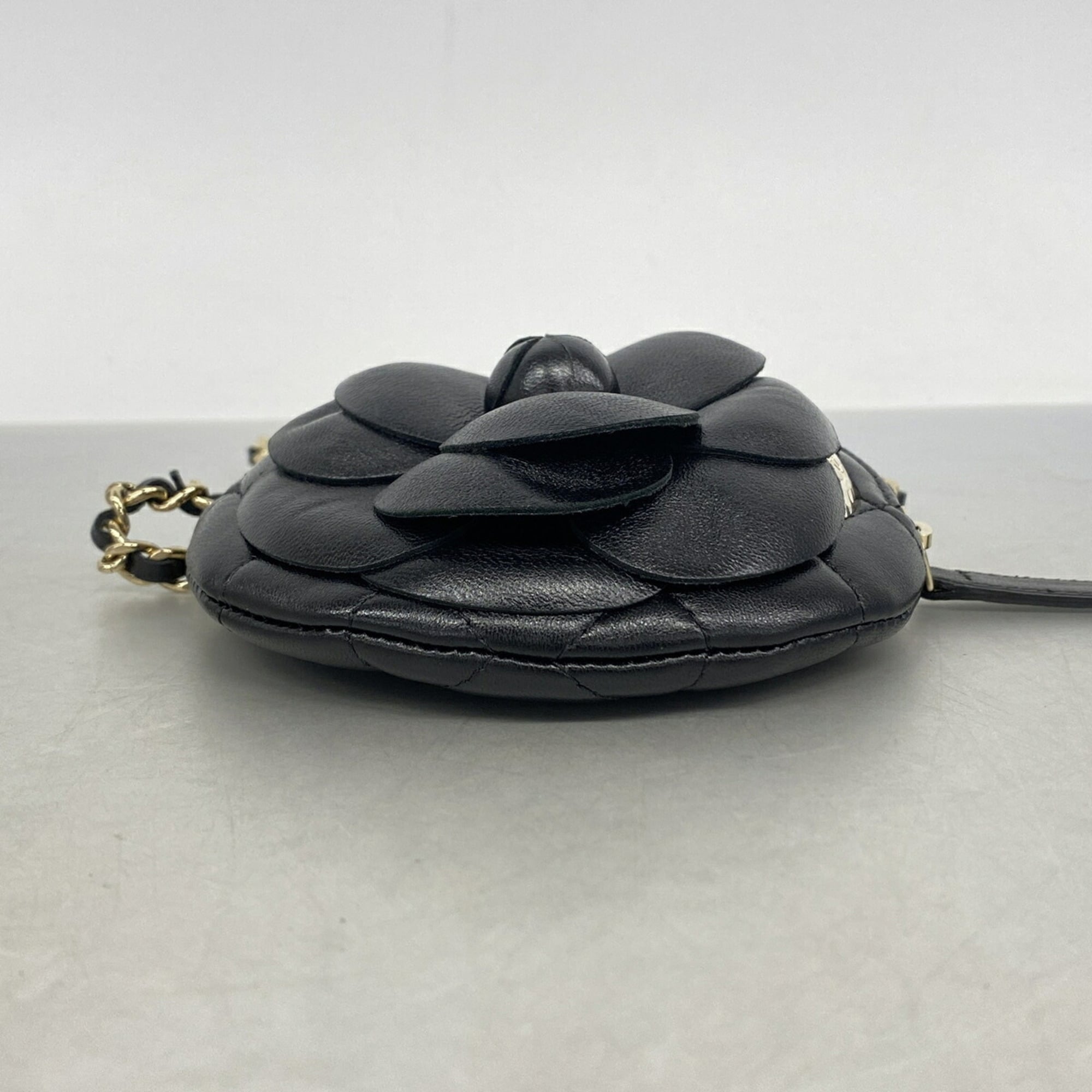 Chanel Black Leather Shoulder Bag (Pre-Owned)