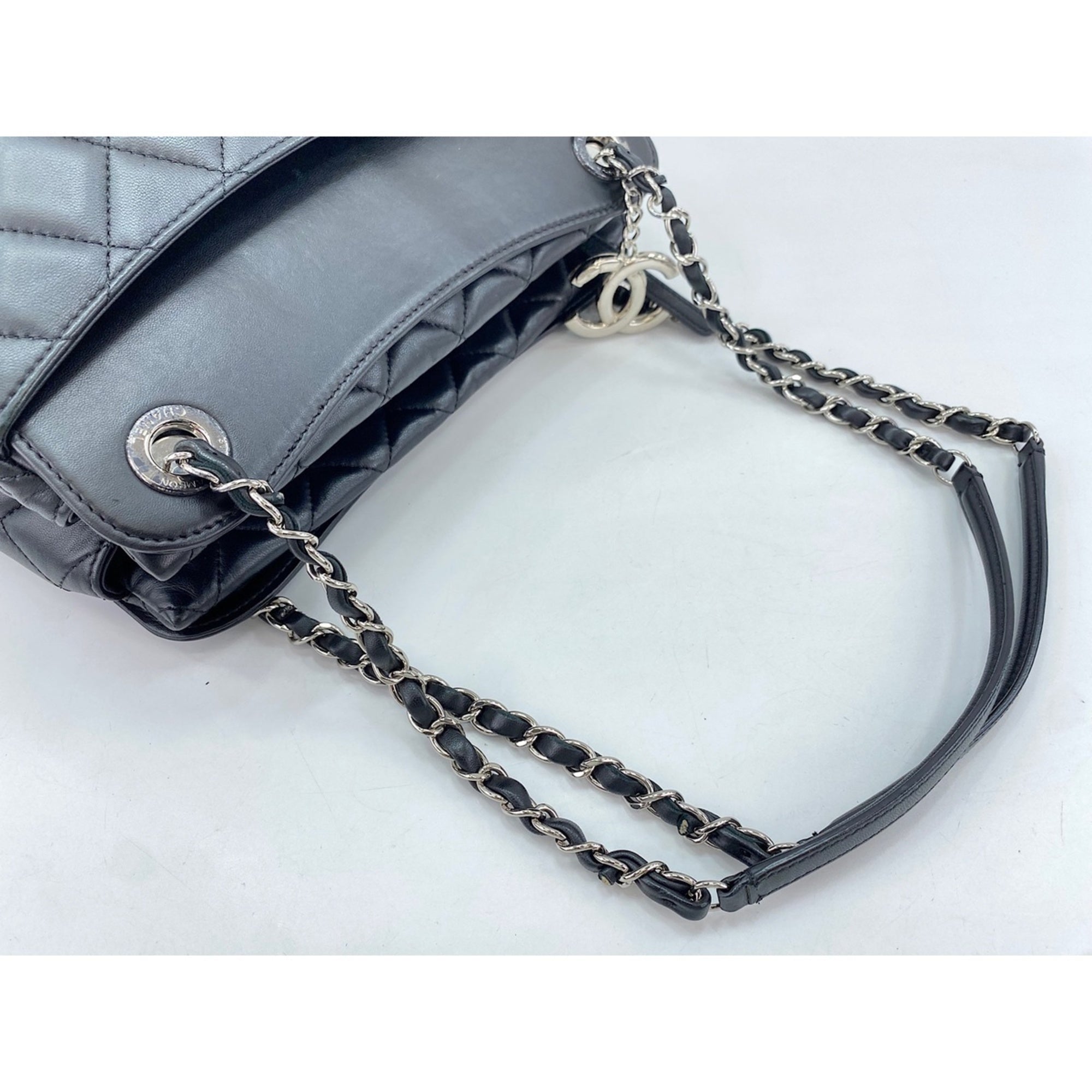 Chanel Black Shoulder Bag (Pre-Owned)