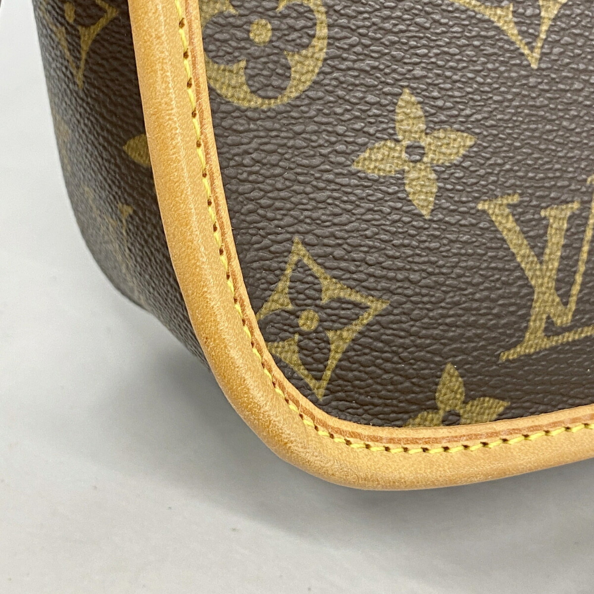 Louis Vuitton Brown Shoulder Bag (Pre-Owned)
