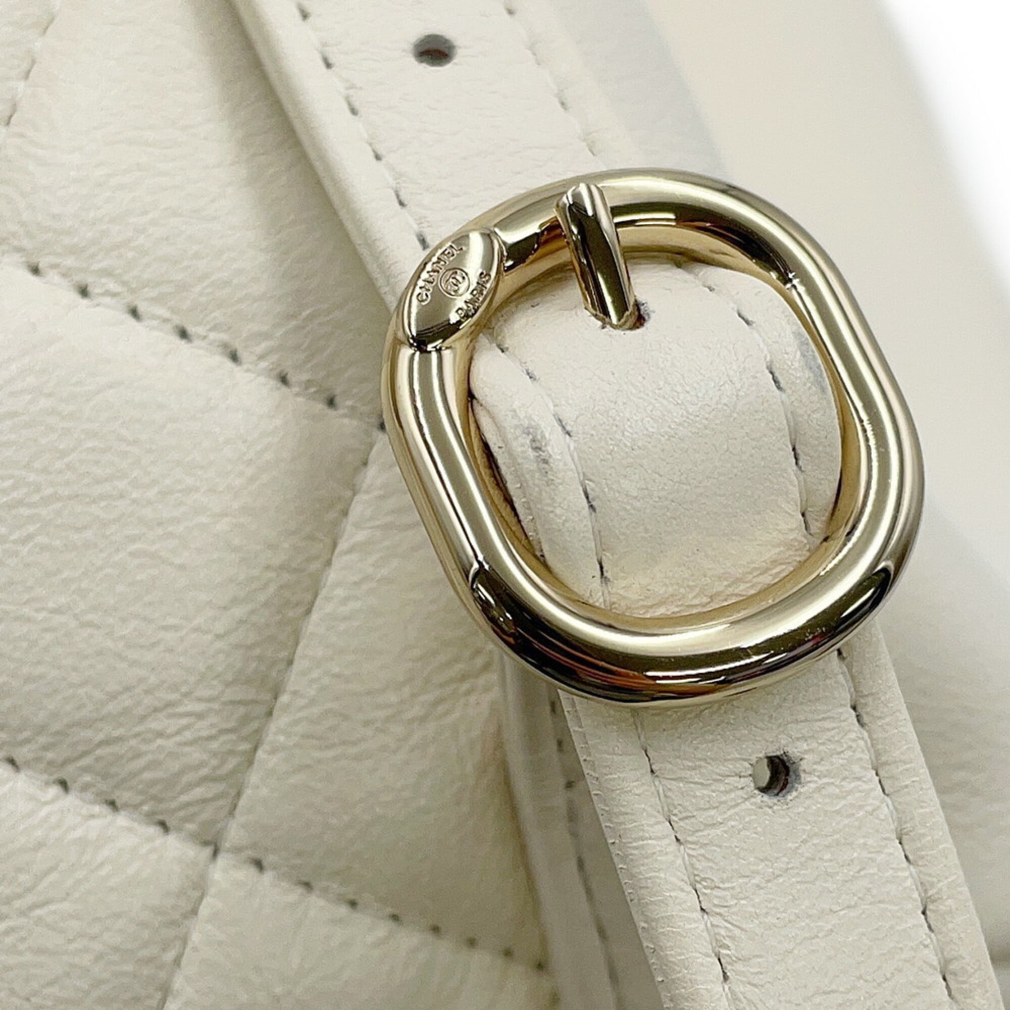 Chanel White Leather Handbag (Pre-Owned)