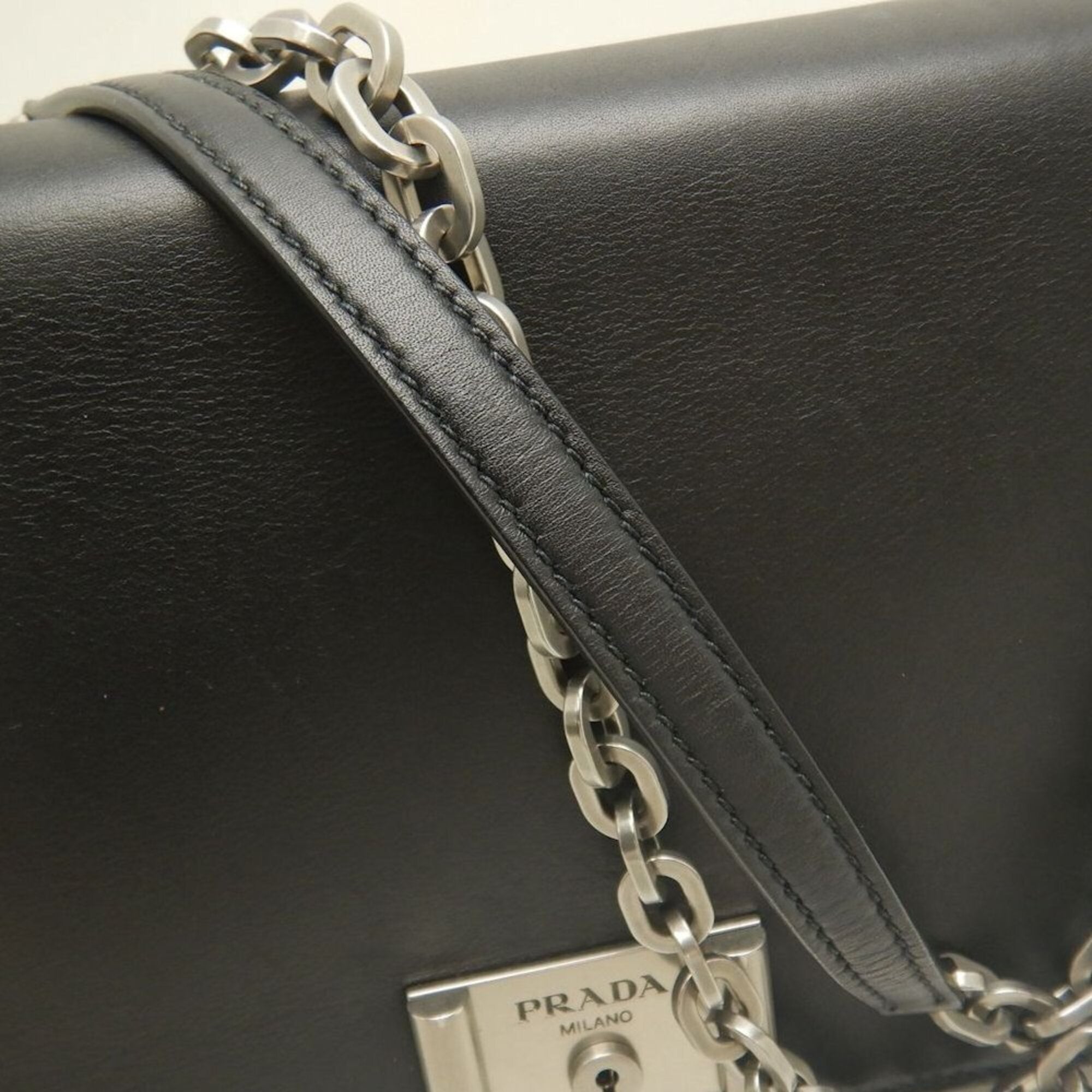Prada Nero Leather Shoulder Bag (Pre-Owned)
