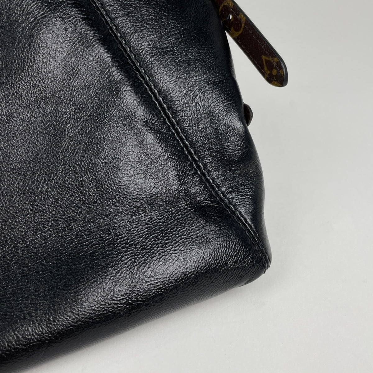 Louis Vuitton Black Noir Leather Shoulder Bag (Pre-Owned)