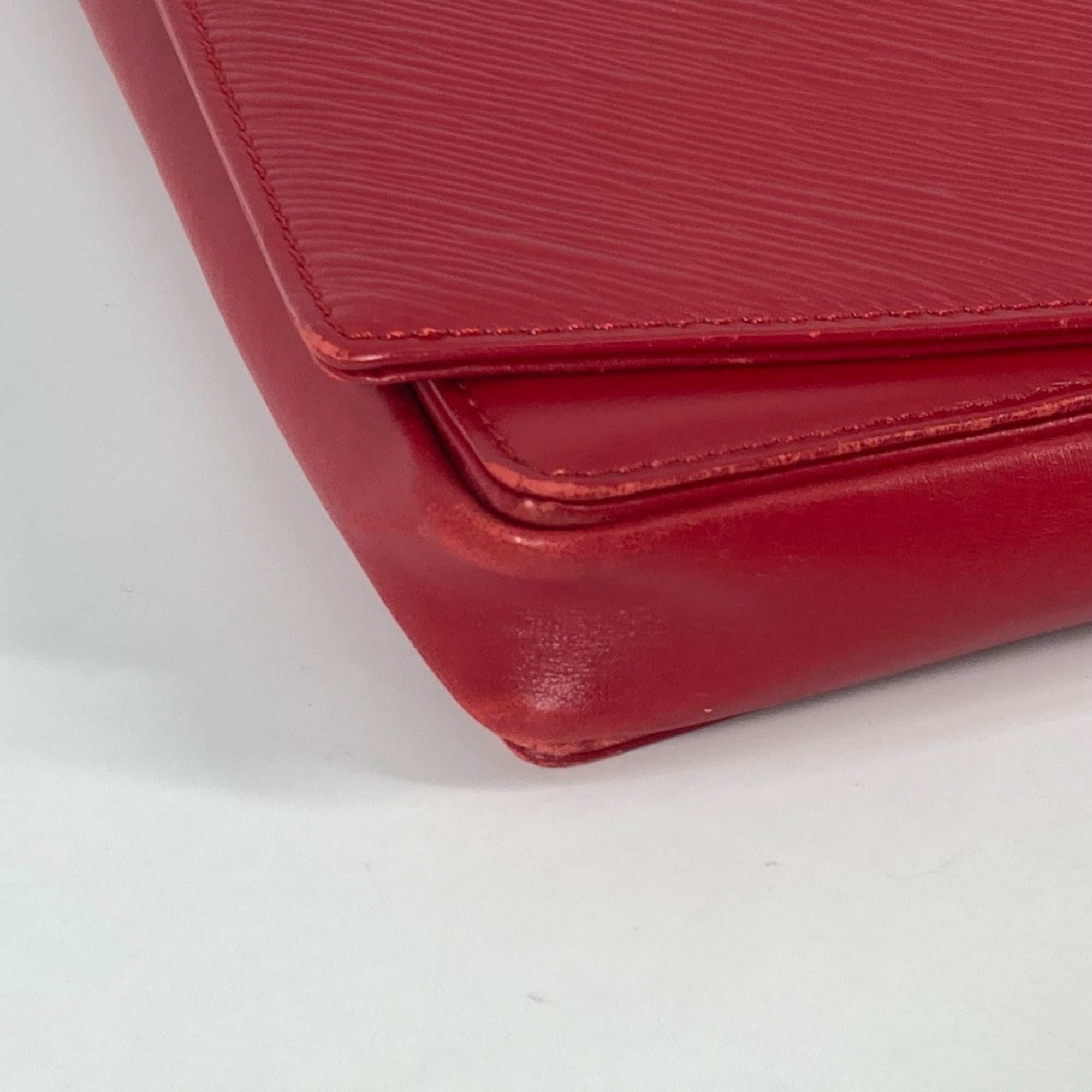 Louis Vuitton Red Leather Shoulder Bag (Pre-Owned)
