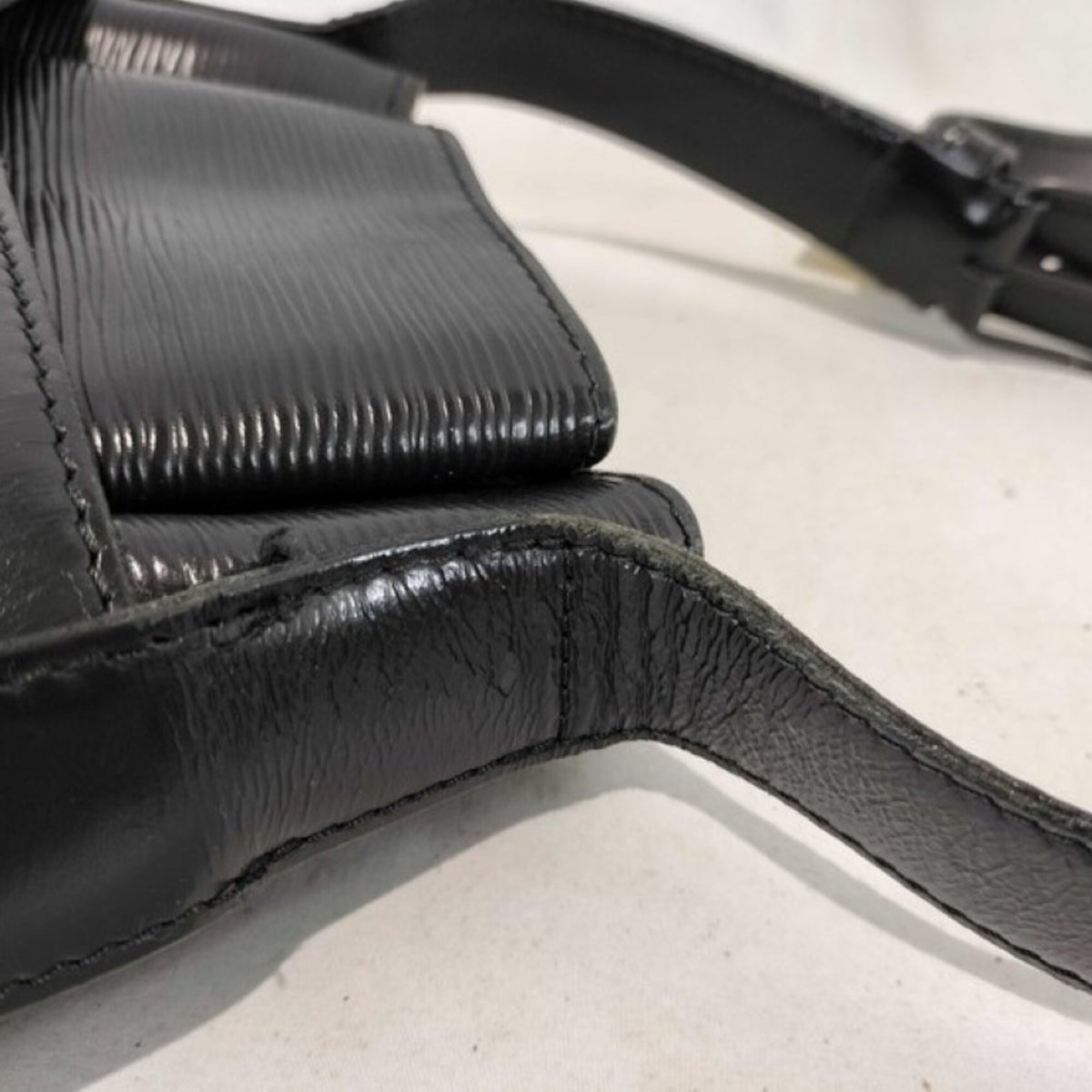 Louis Vuitton Black Noir Epi Leather Shoulder Bag (Pre-Owned)