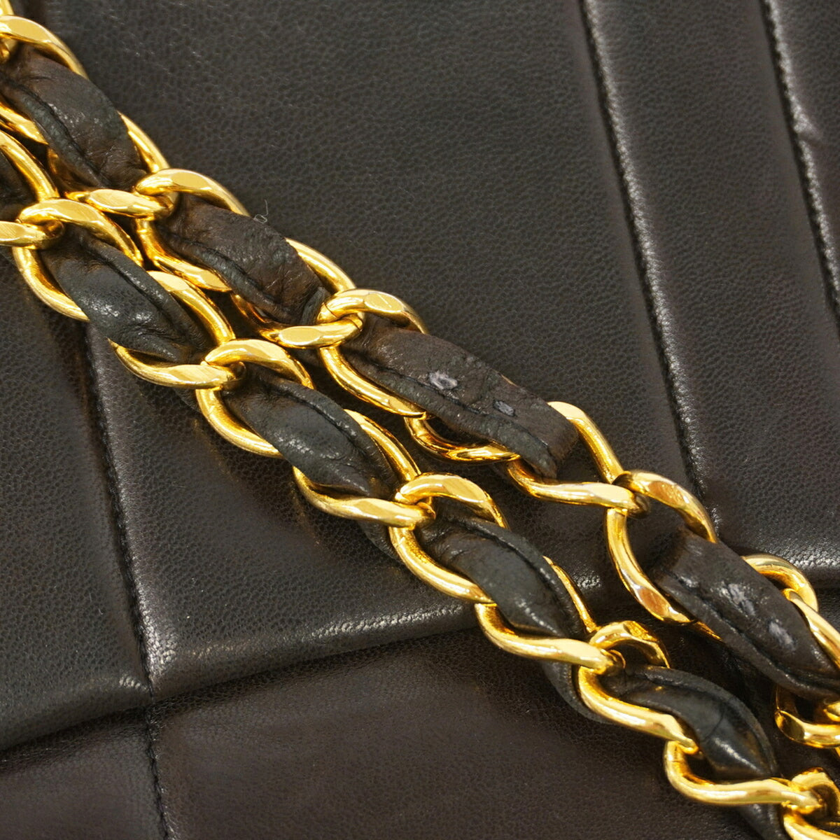 Chanel Black Leather Shoulder Bag (Pre-Owned)