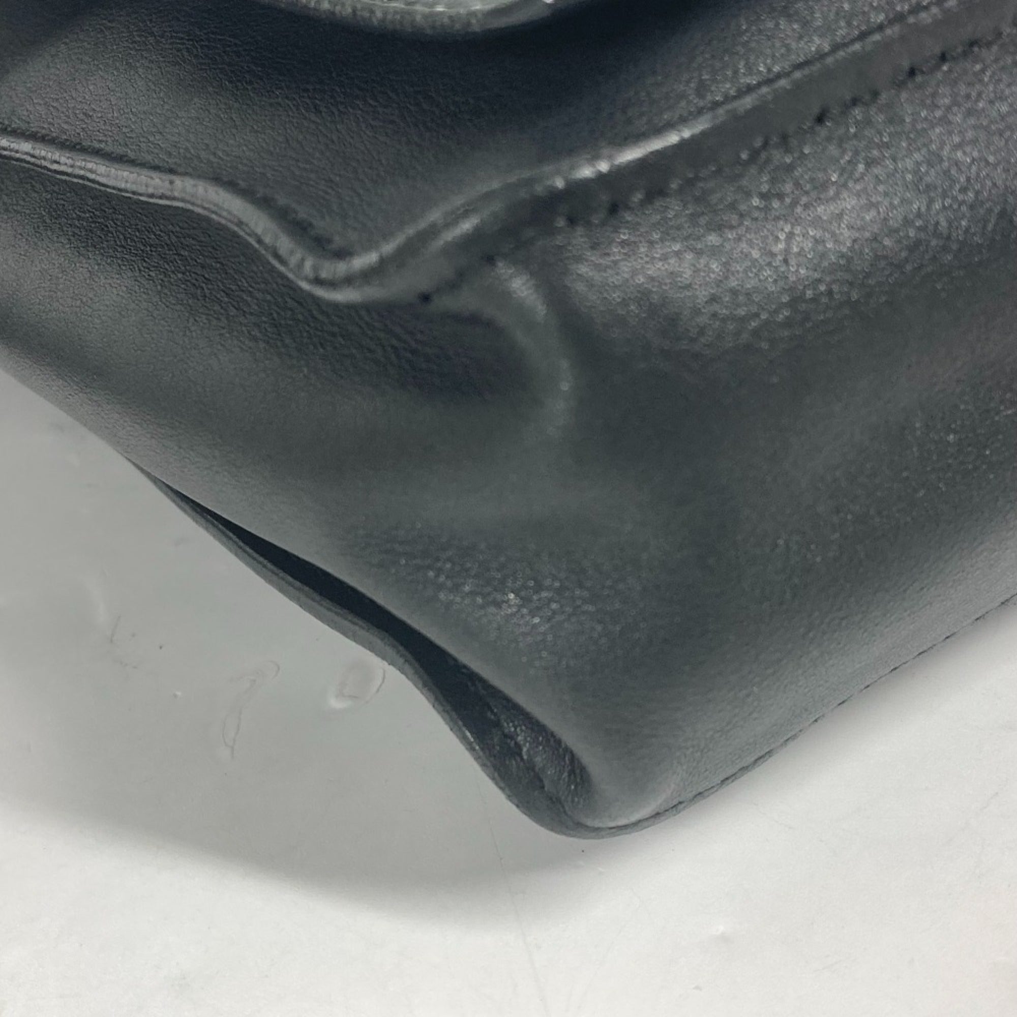 Chanel Black White Leather Shoulder Bag (Pre-Owned)