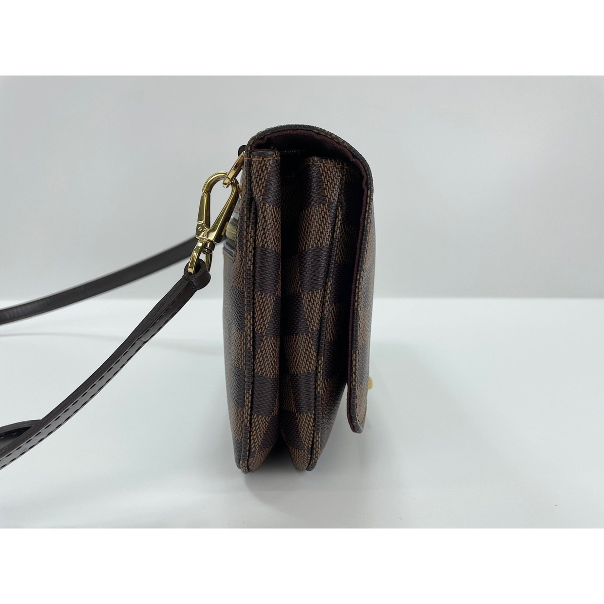 Louis Vuitton Brown Shoulder Bag (Pre-Owned)