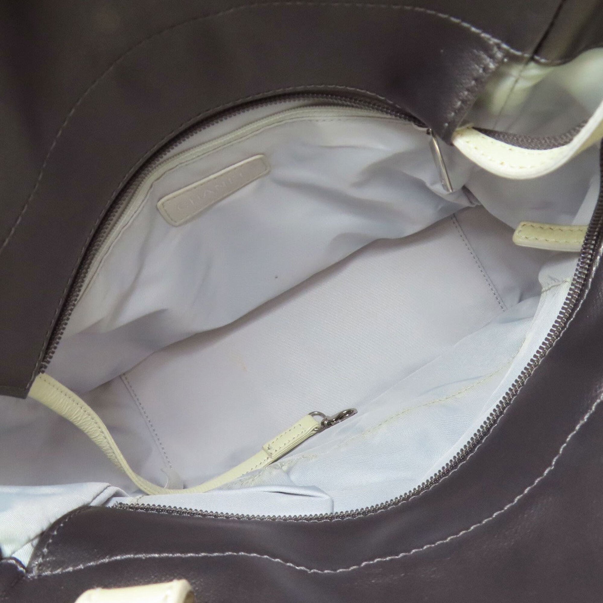 Chanel Silver White Leather Handbag (Pre-Owned)