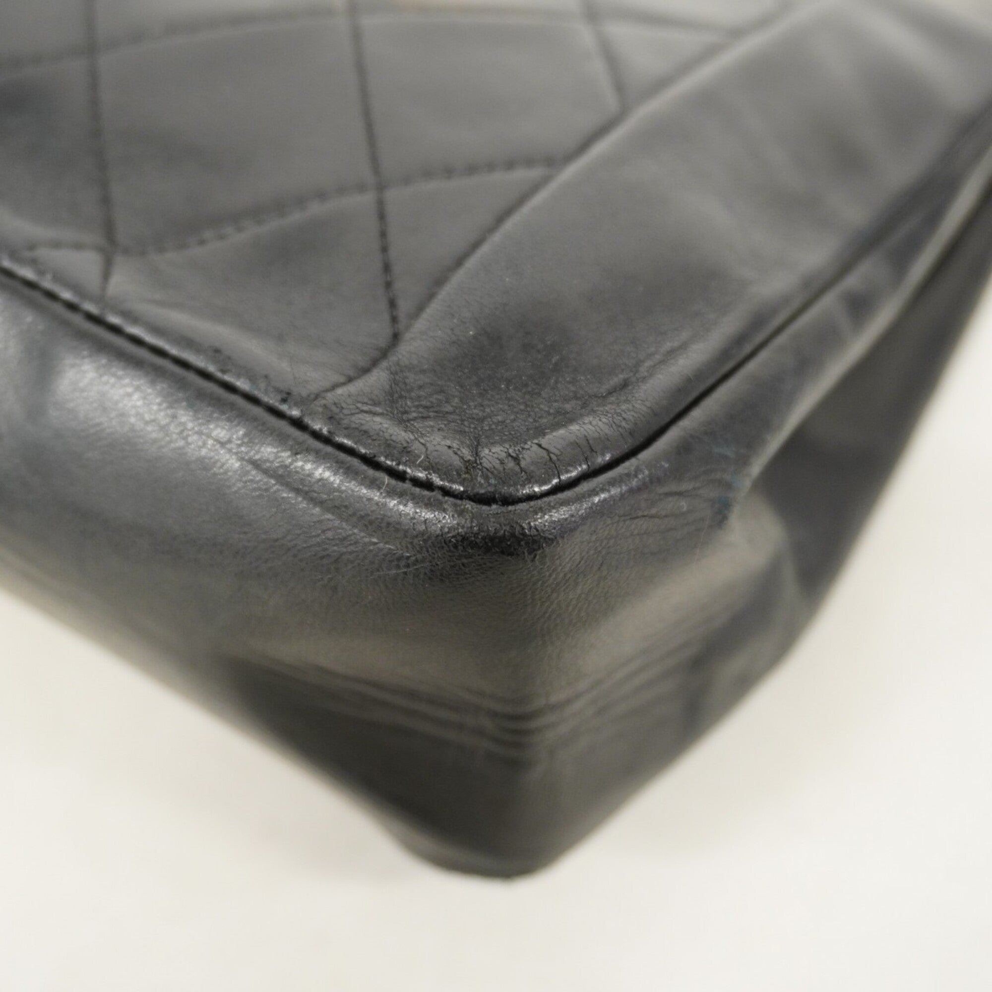 Chanel Black Leather Shoulder Bag (Pre-Owned)