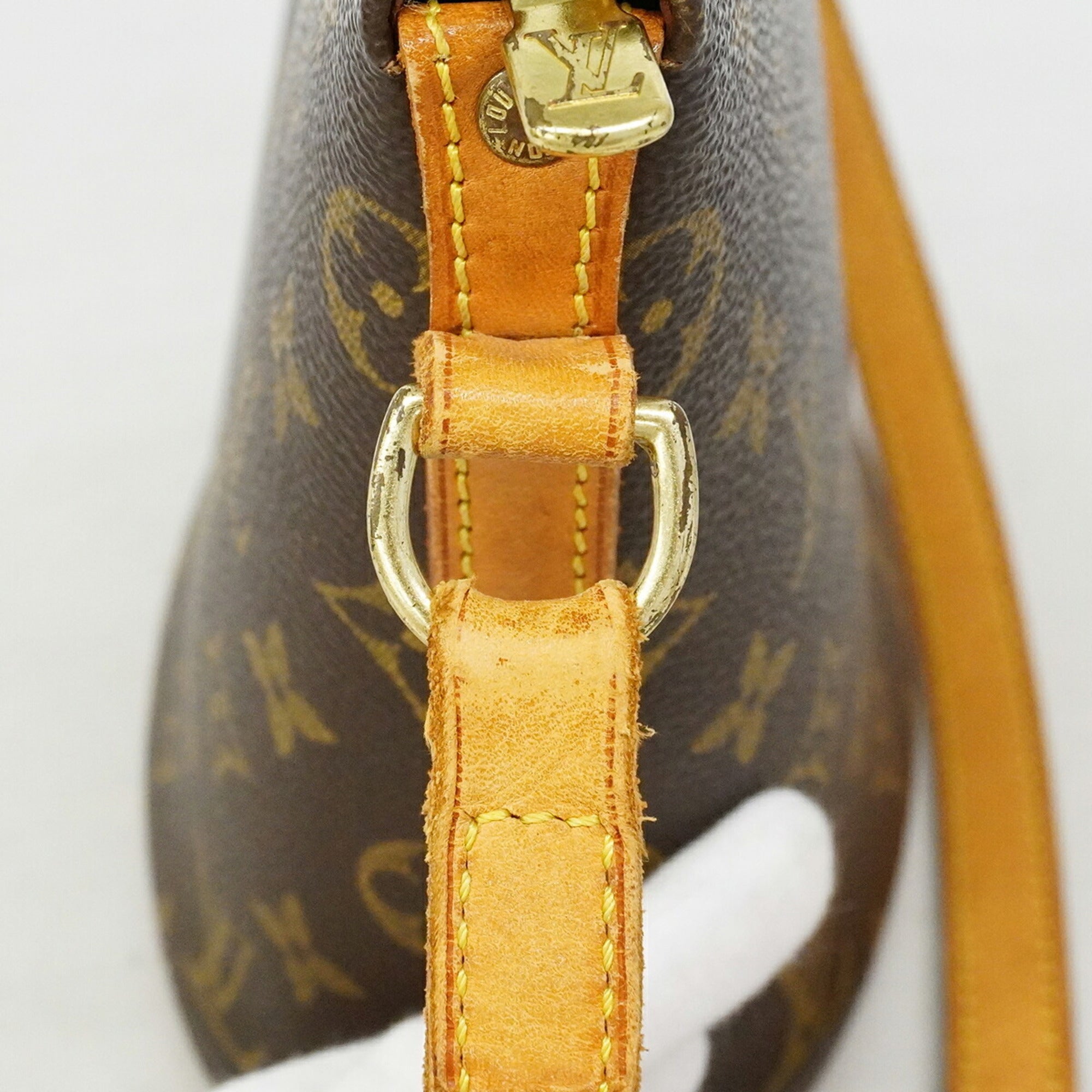 Louis Vuitton Brown Shoulder Bag (Pre-Owned)