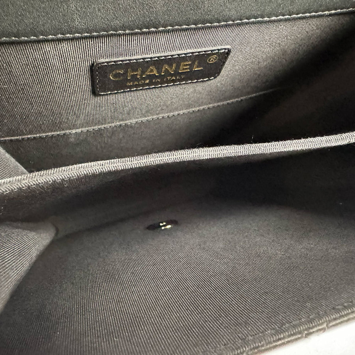 Chanel Black Leather Shoulder Bag (Pre-Owned)