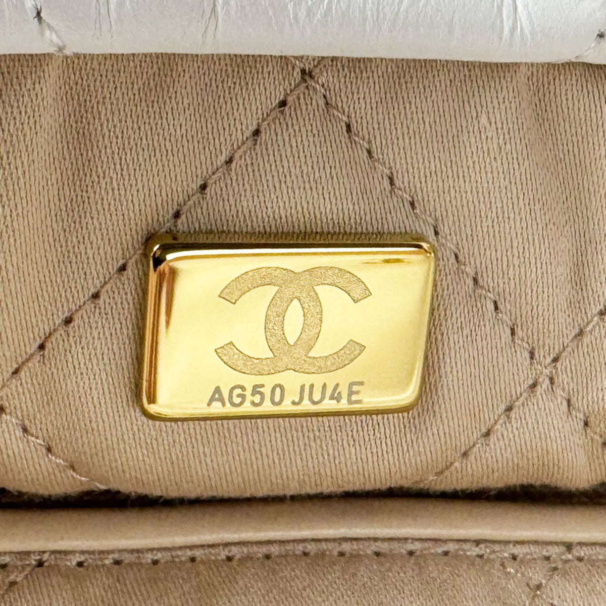 Chanel White Leather Shoulder Bag (Pre-Owned)