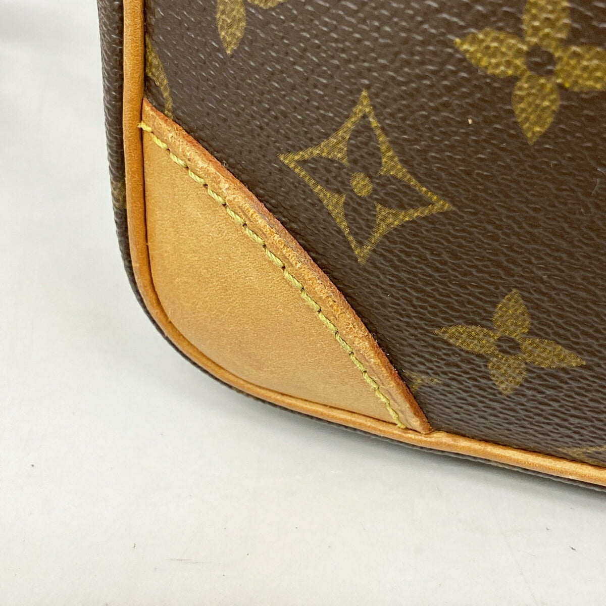Louis Vuitton Brown Shoulder Bag (Pre-Owned)