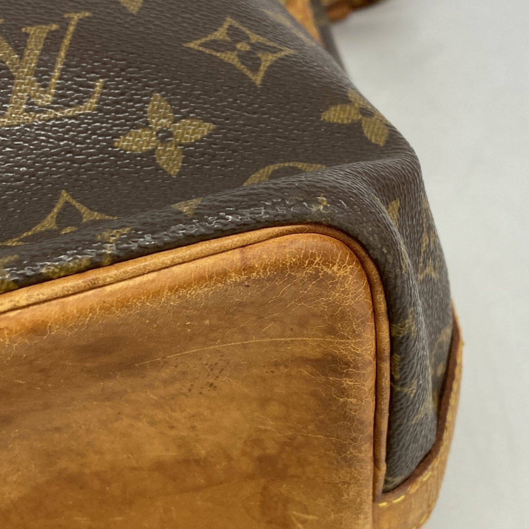 Louis Vuitton Brown Shoulder Bag (Pre-Owned)
